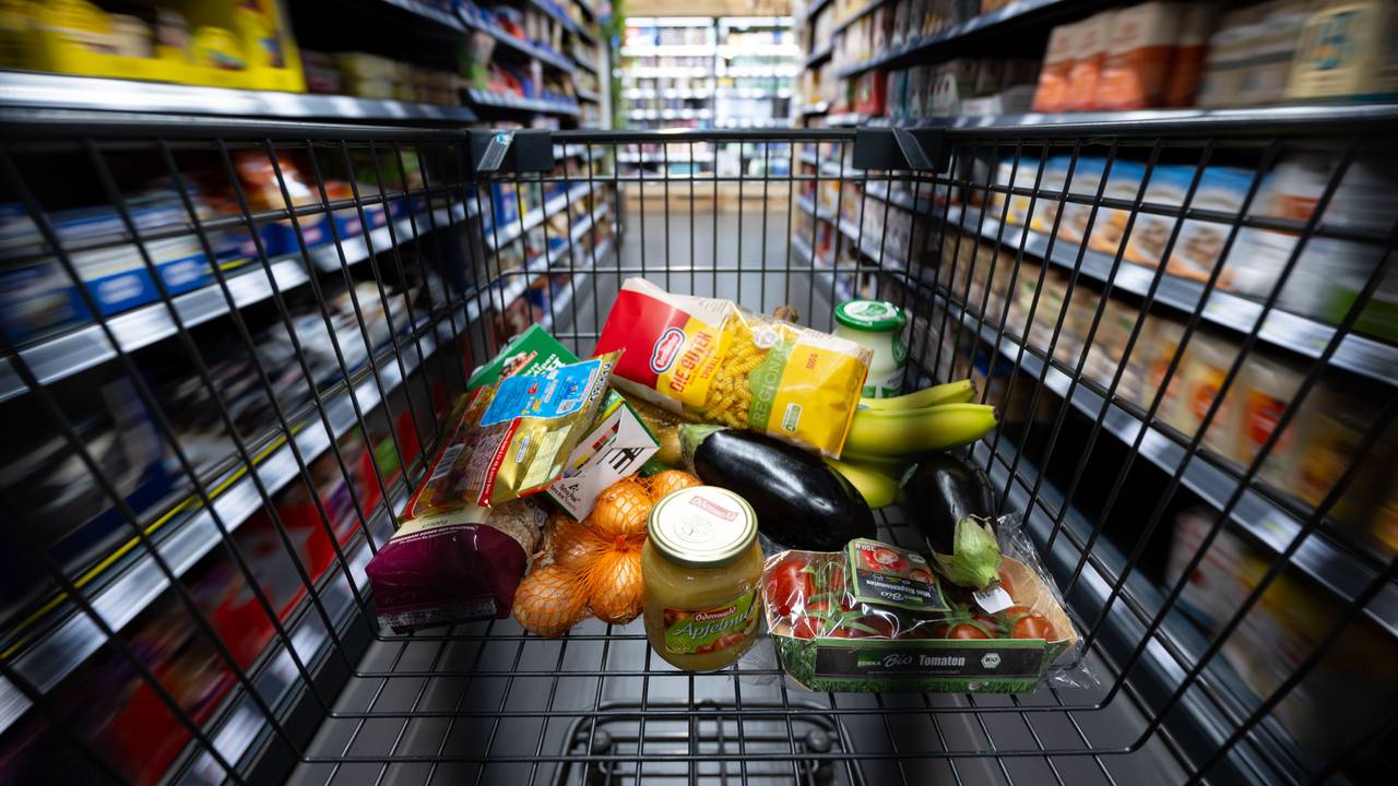 Ein Einkaufswagen mit verschiedenen Lebensmitteln im Supermarkt.