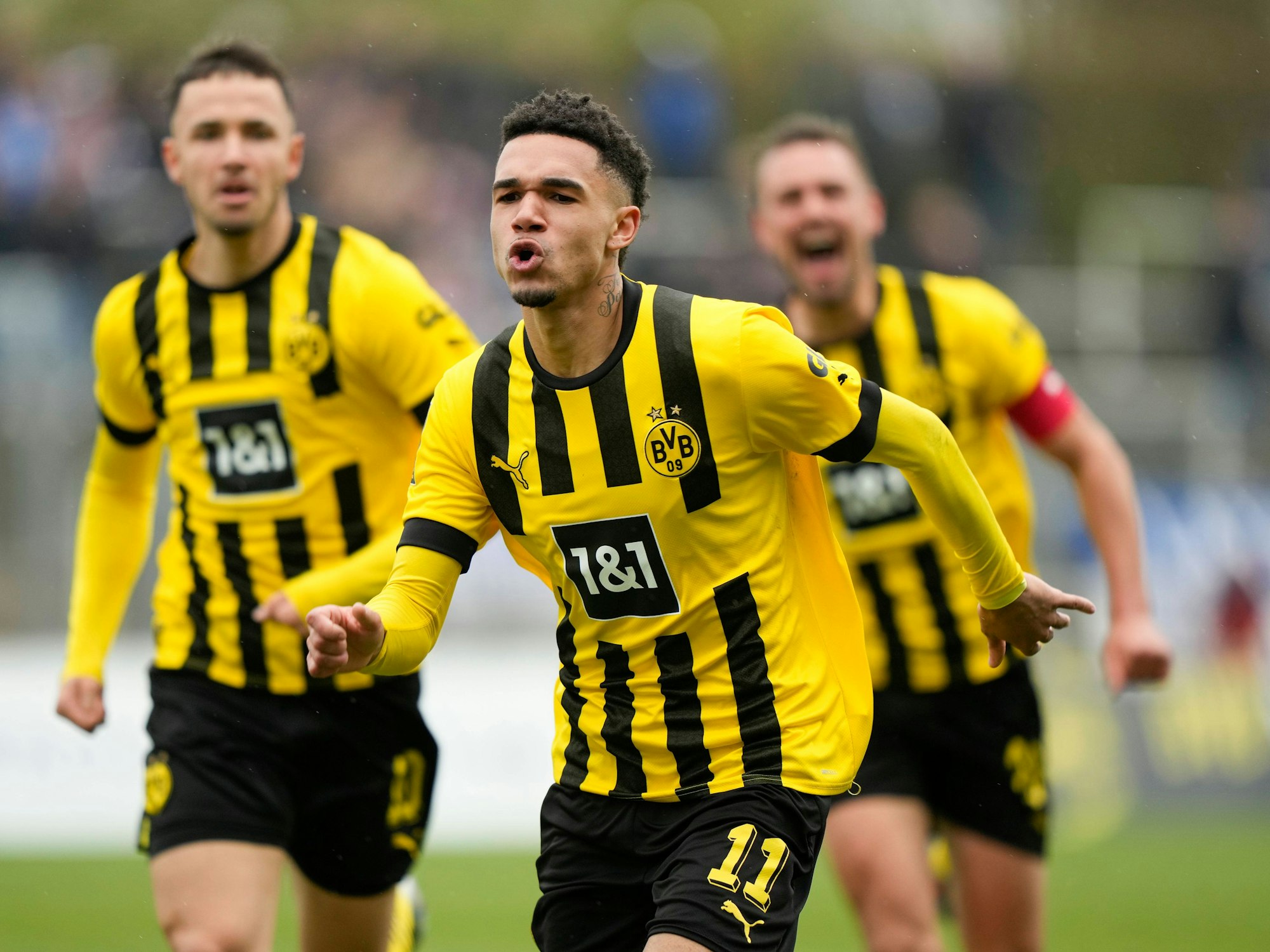 Justin Njinmah jubelt über sein Tor gegen den SV Meppen.