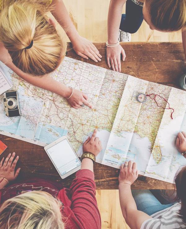 Frauen zeigen auf Landkarte