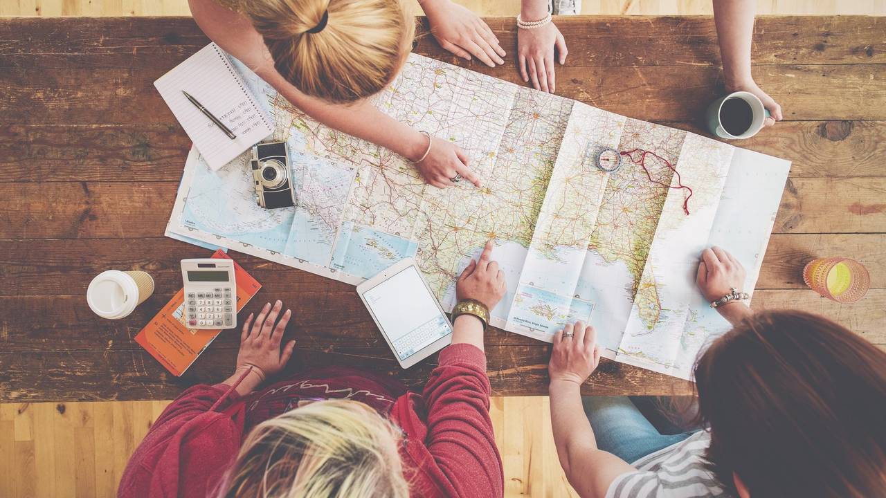 Frauen zeigen auf Landkarte