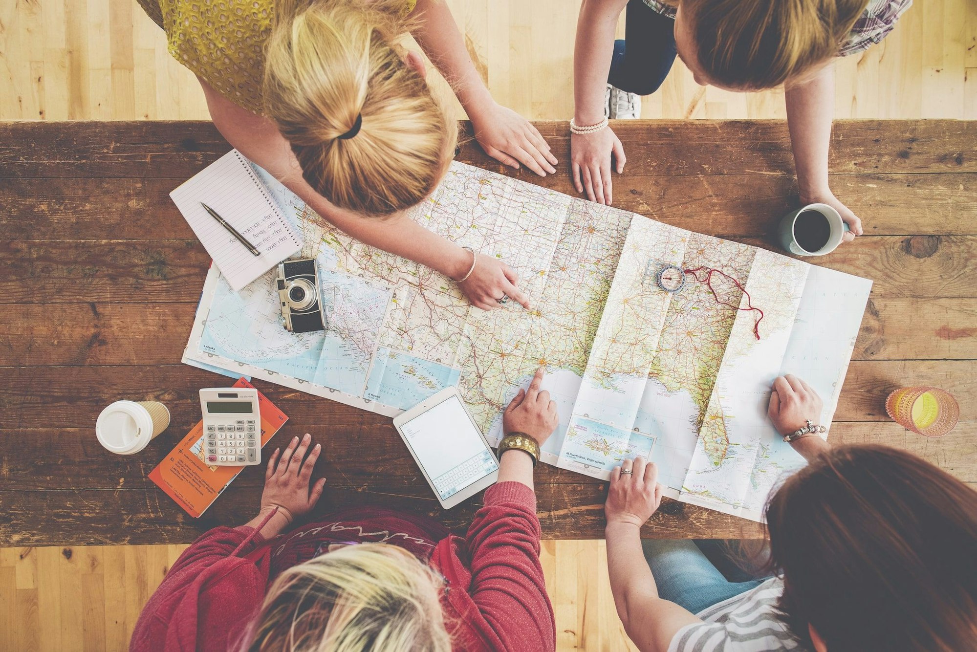 Frauen zeigen auf Landkarte