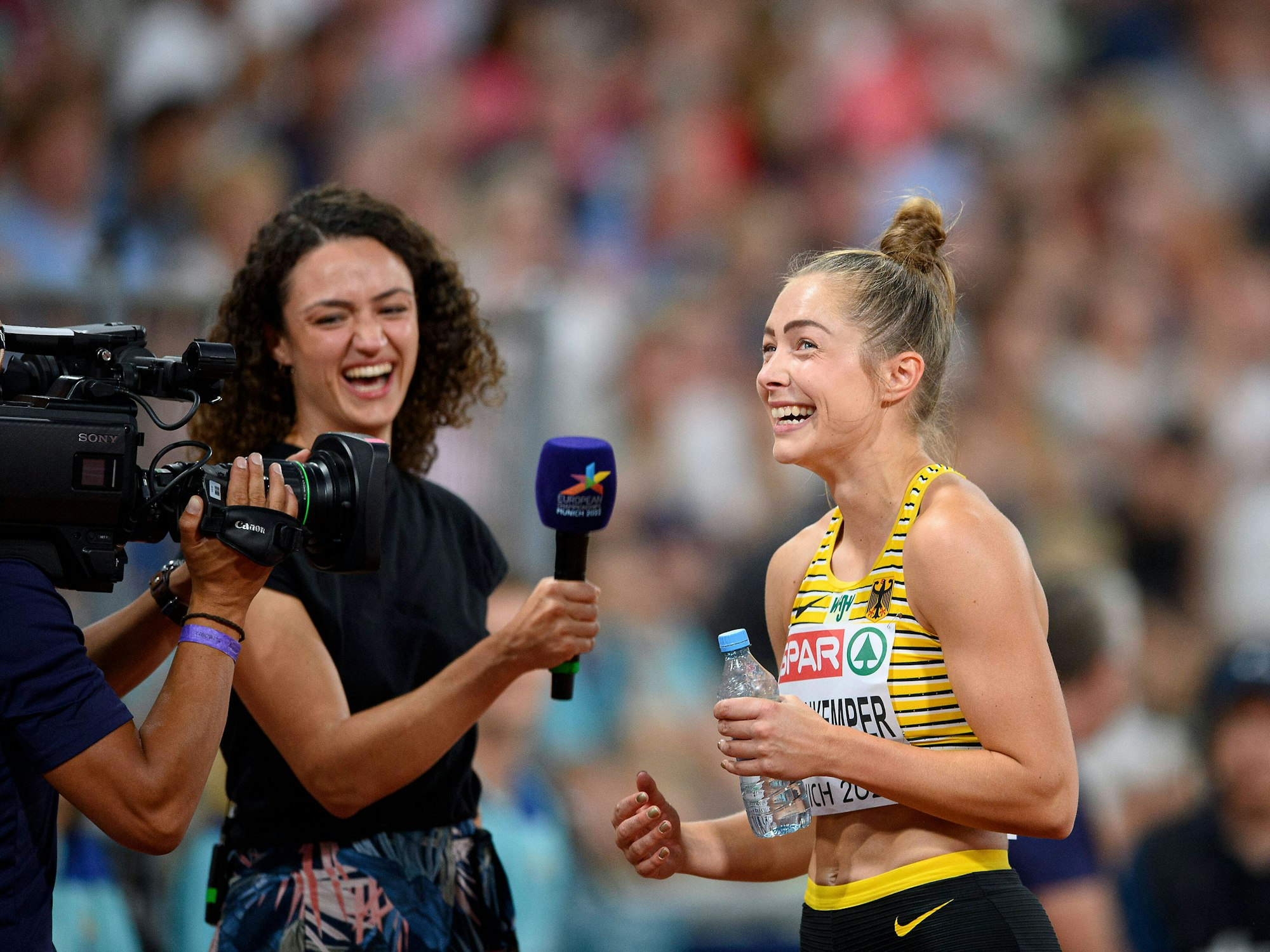 Gina Lückenkemper wird von Moderatorin Maral Bazargani interviewt.