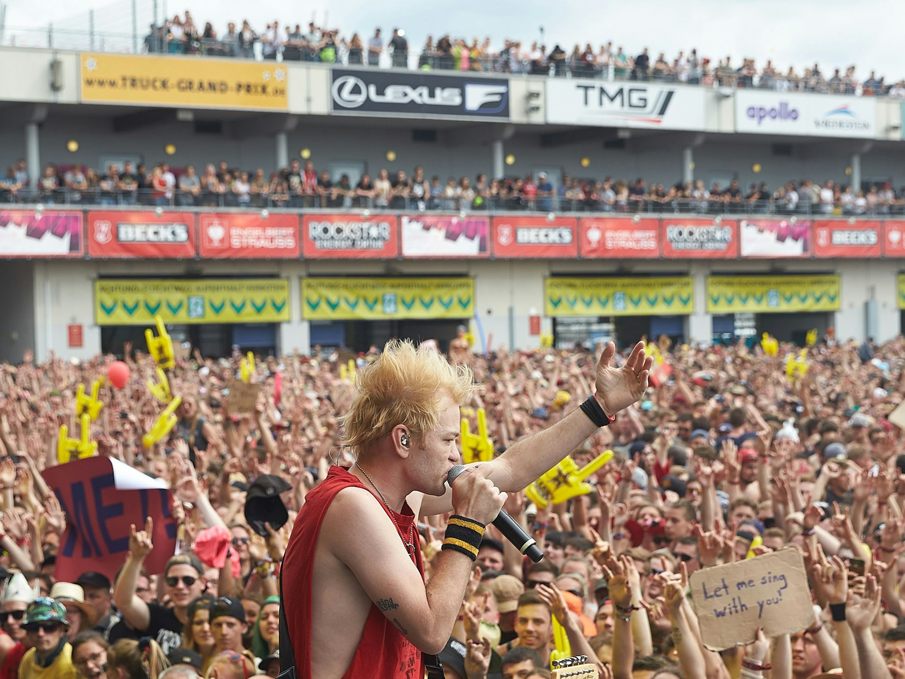 Sänger Deryck Whibley tritt beim Musikfestival "Rock am Ring" am 03.06.2017 in Nürburg (Rheinland-Pfalz) auf der Hauptbühne mit der kanadischen Punkrock-Band "Sum 41" auf .