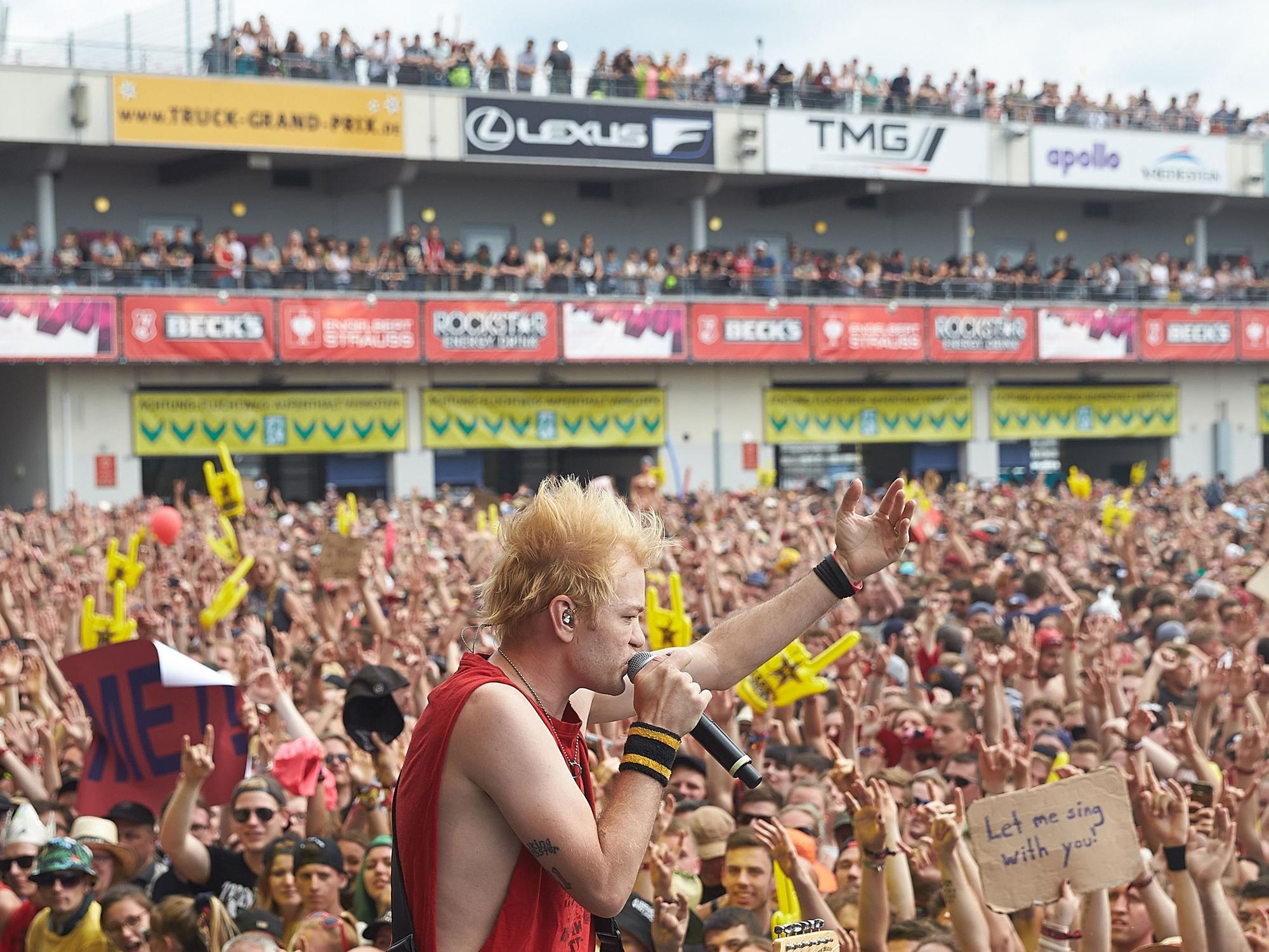 Sänger Deryck Whibley tritt beim Musikfestival "Rock am Ring" am 03.06.2017 in Nürburg (Rheinland-Pfalz) auf der Hauptbühne mit der kanadischen Punkrock-Band "Sum 41" auf .