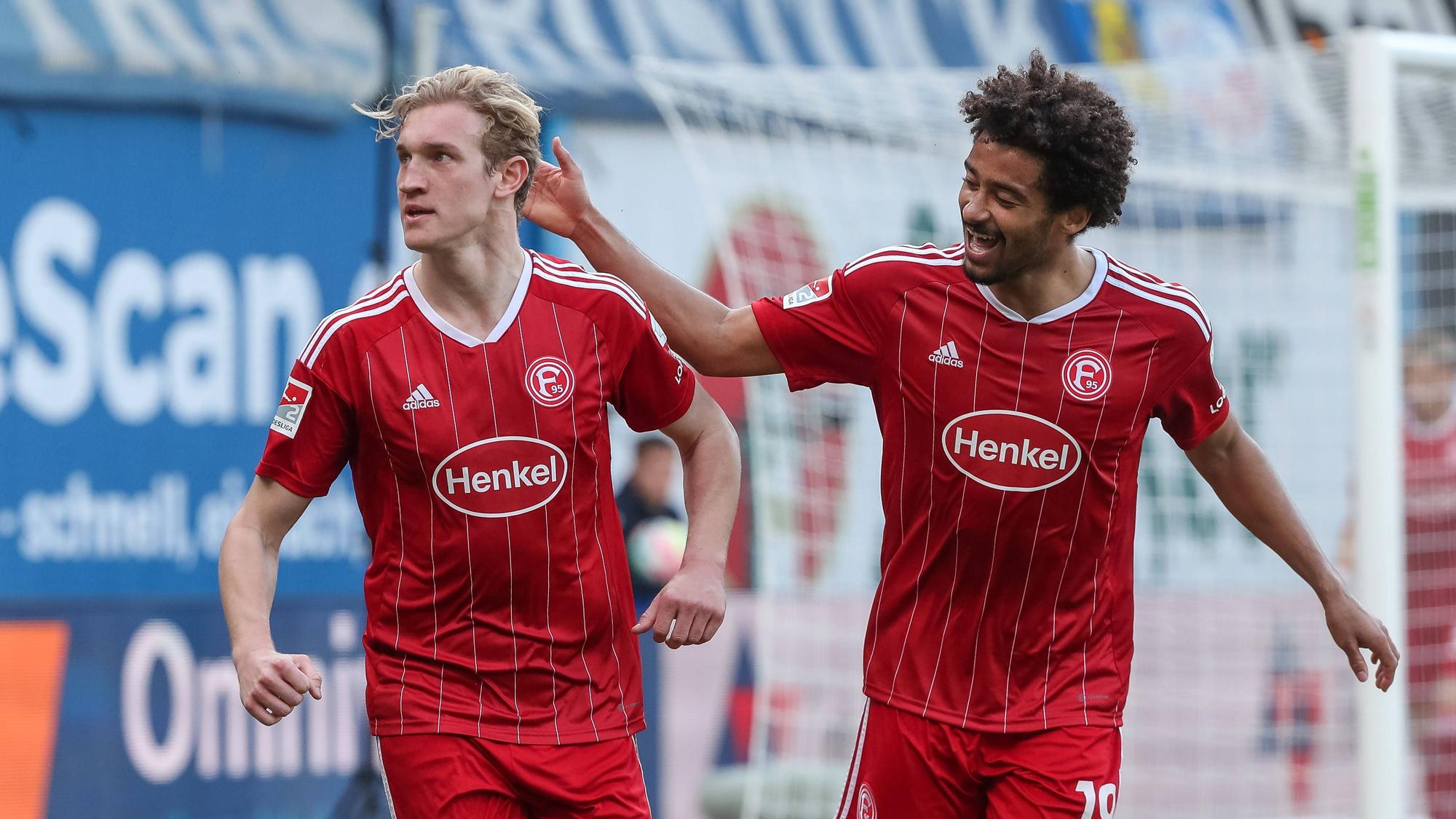 Christoph Klarer und Emmanuel Iyoha jubeln am 19. März 2023 im Spiel beim FC Hansa Rostock.