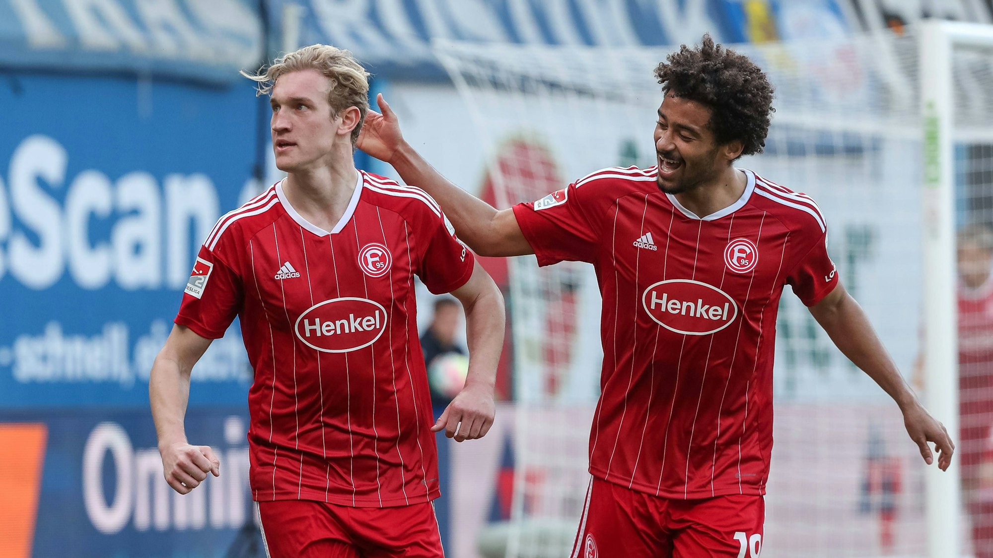 Christoph Klarer und Emmanuel Iyoha jubeln am 19. März 2023 im Spiel beim FC Hansa Rostock.