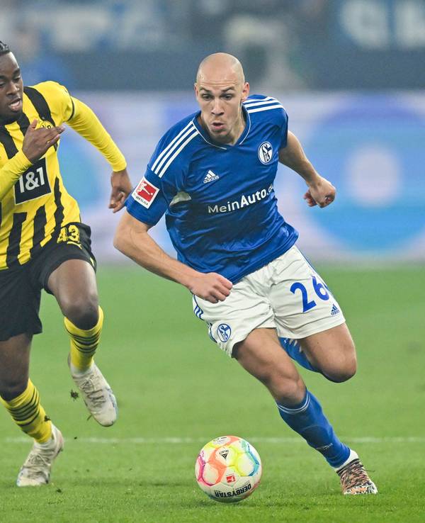 Dortmunds Jamie Bynoe-Gittens und Schalkes Michael Frey kämpfen im Revierderby am 11. März 2023 um den Ball.