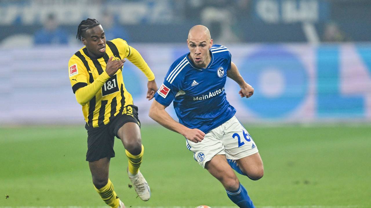 Dortmunds Jamie Bynoe-Gittens und Schalkes Michael Frey kämpfen im Revierderby am 11. März 2023 um den Ball.