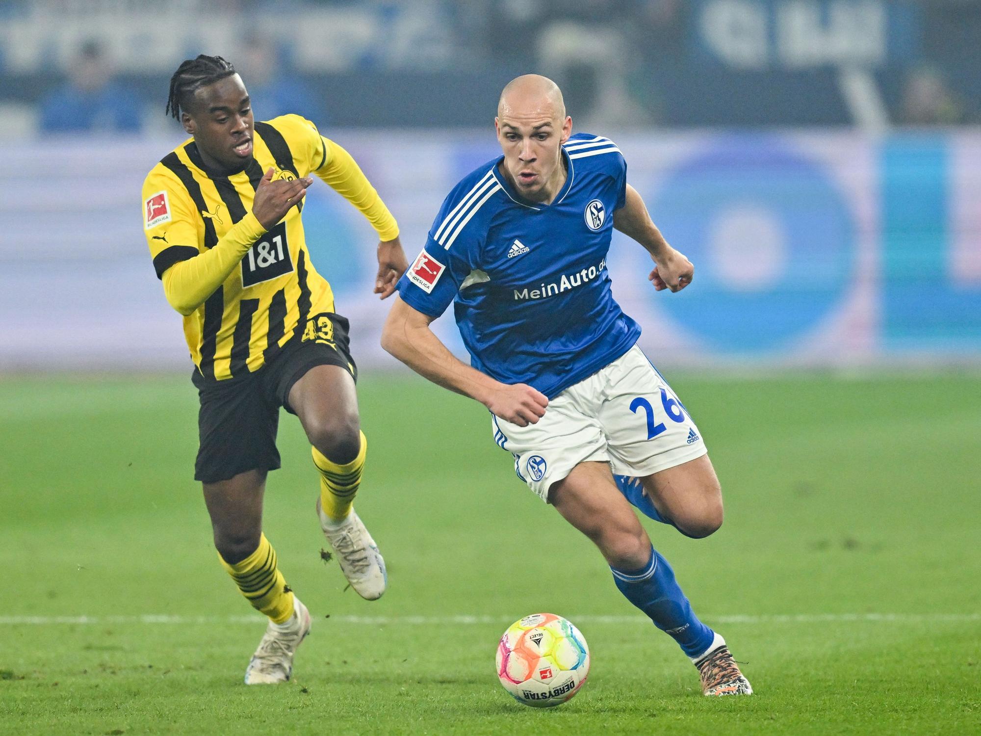 Dortmunds Jamie Bynoe-Gittens und Schalkes Michael Frey kämpfen im Revierderby am 11. März 2023 um den Ball.