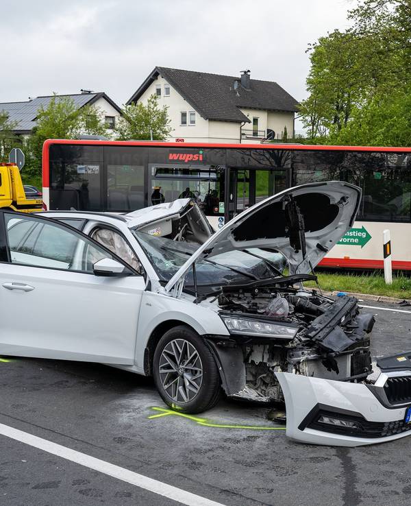 Ein schwer beschädigtes Auto und ein Bus stehen an einer Unfallstelle im Oberbergischen Kreis. In Wipperfürth sind beim Zusammenstoß beider Fahrzeuge die beiden Fahrer schwer verletzt worden. Fahrgäste saßen bei der Kollision am Dienstagmorgen nicht im Bus.