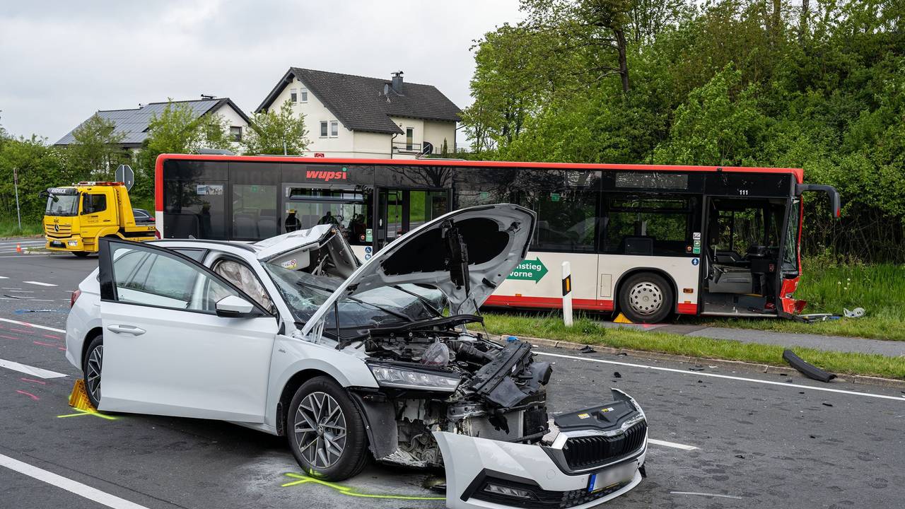 Ein schwer beschädigtes Auto und ein Bus stehen an einer Unfallstelle im Oberbergischen Kreis. In Wipperfürth sind beim Zusammenstoß beider Fahrzeuge die beiden Fahrer schwer verletzt worden. Fahrgäste saßen bei der Kollision am Dienstagmorgen nicht im Bus.