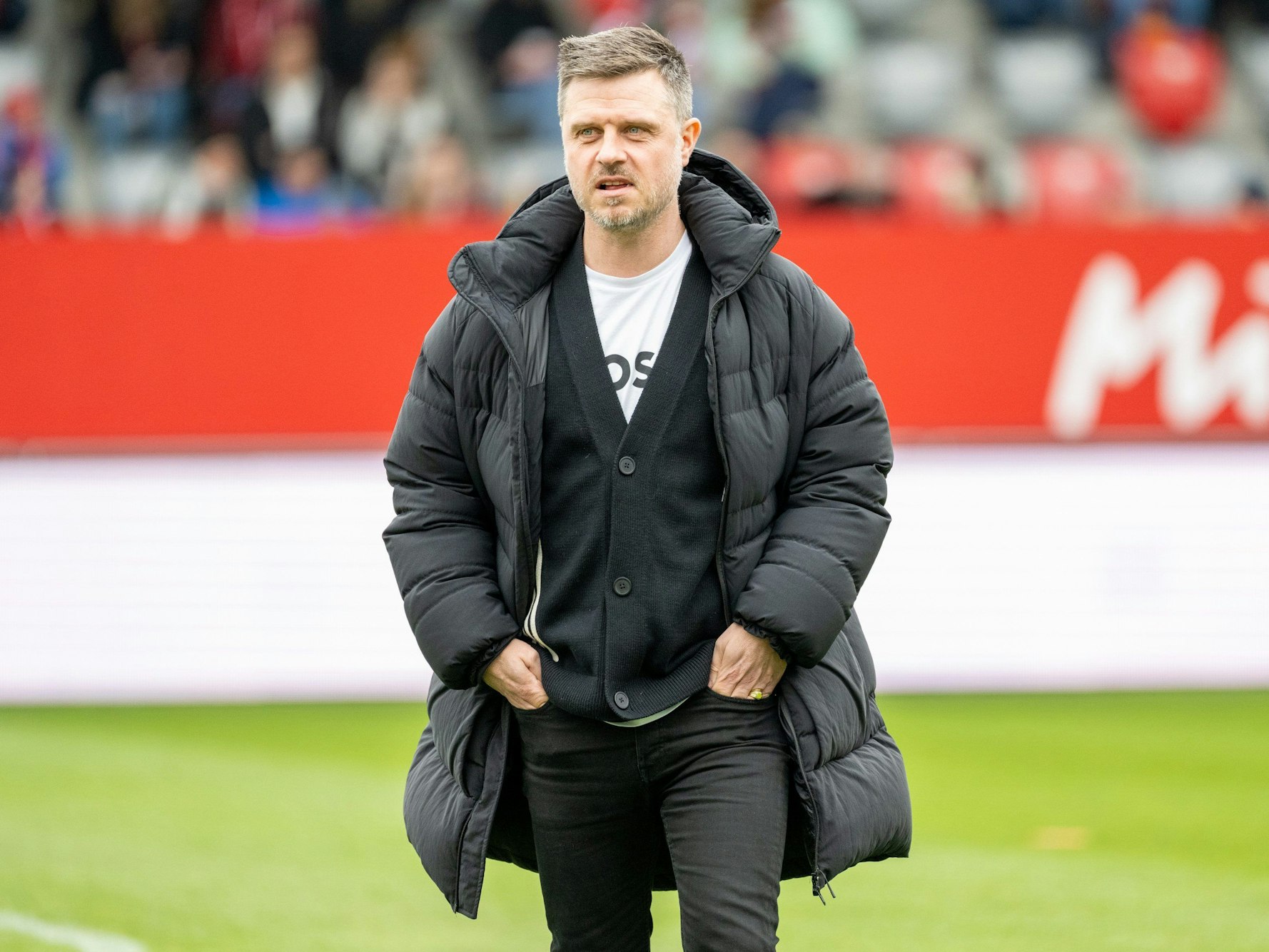 Alexander Straus, Cheftrainer des FC Bayern München, steht auf dem Platz.
