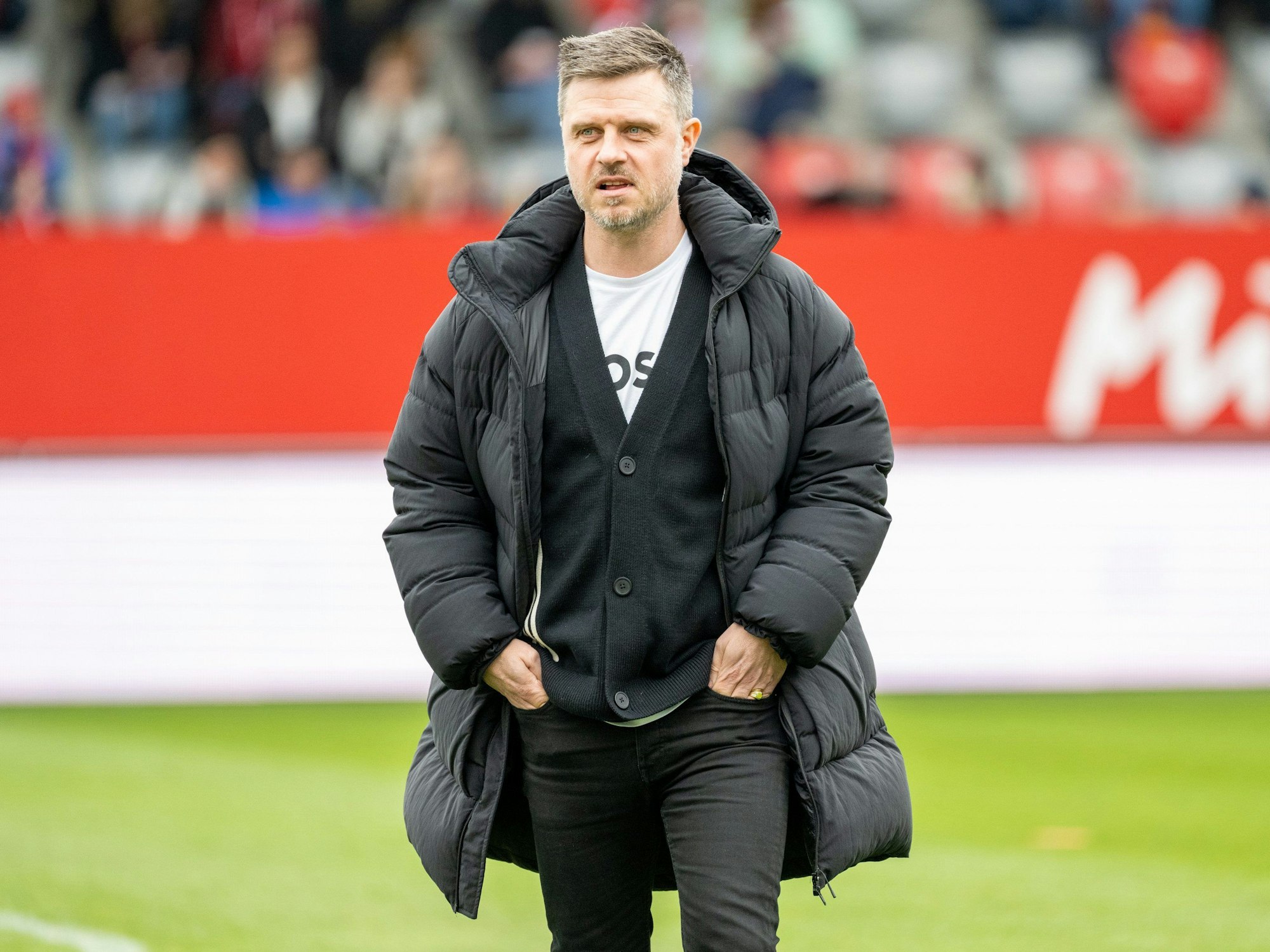 Alexander Straus, Cheftrainer des FC Bayern München, steht auf dem Platz.