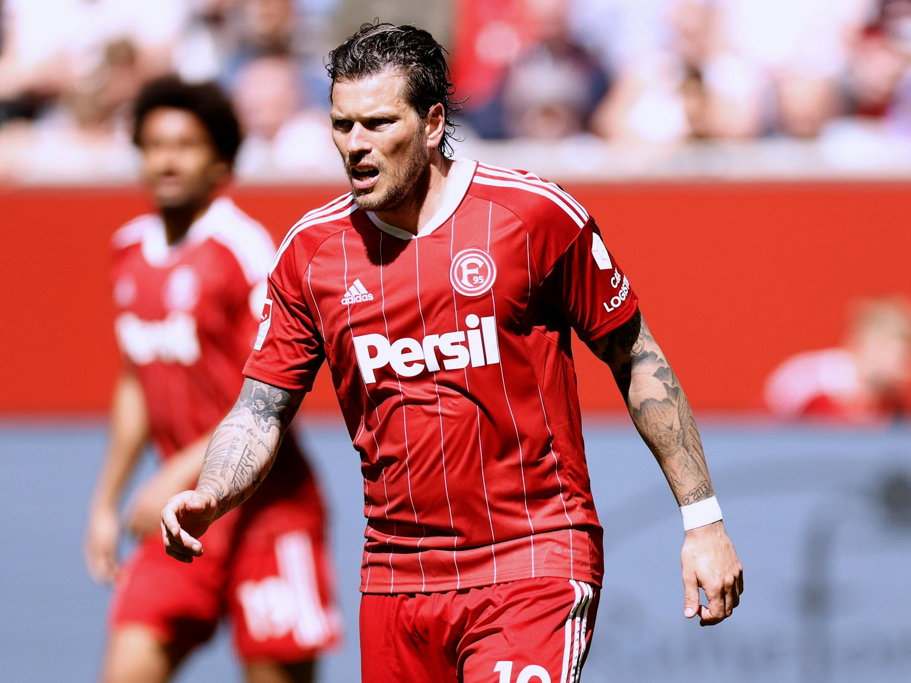 Daniel Ginczek steht im Spiel gegen den Karlsruher SC auf dem Rasen.