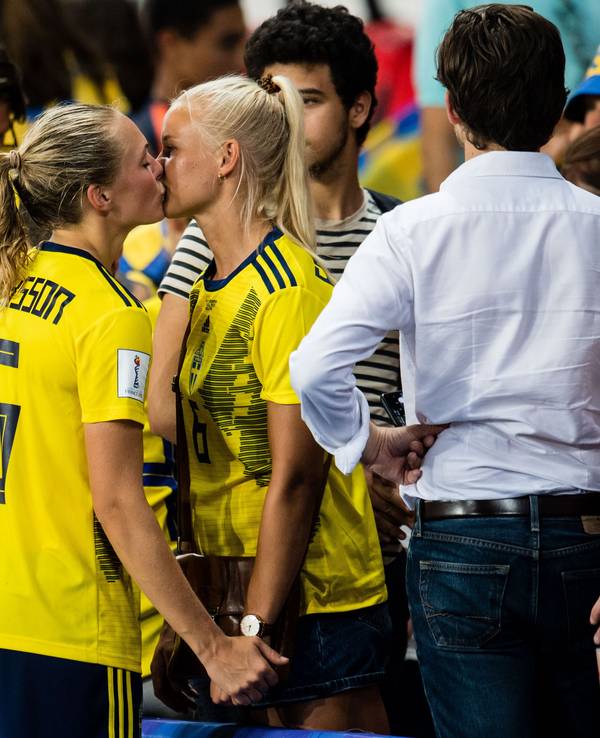 Fußballerinnen Magdalena Eriksson und Freundin Pernille Harder küssen sich.