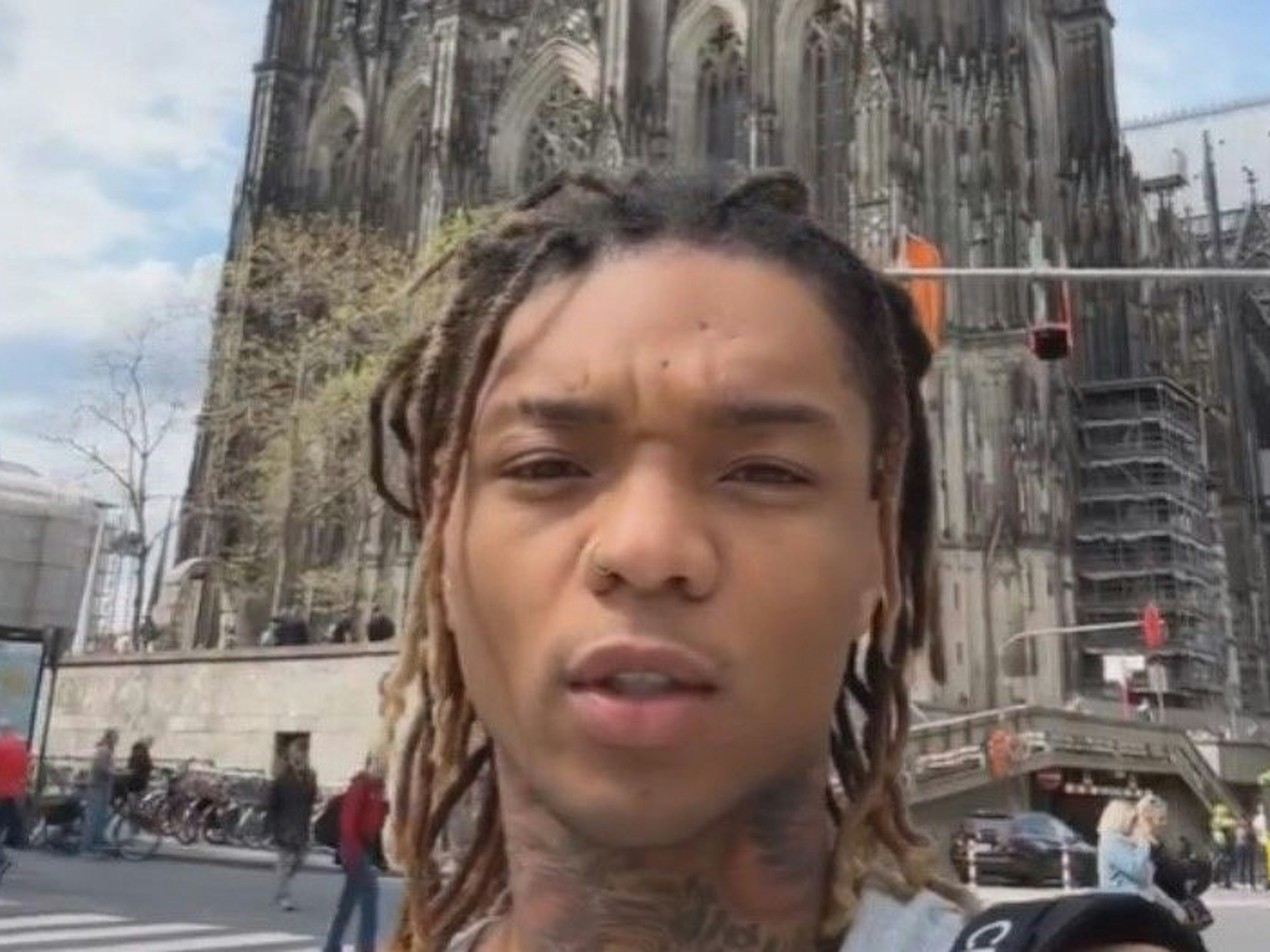 Screenshot des Instagram-Posts von Swae Lee, der sich im Mai 2023 vor dem Kölner Dom zeigte