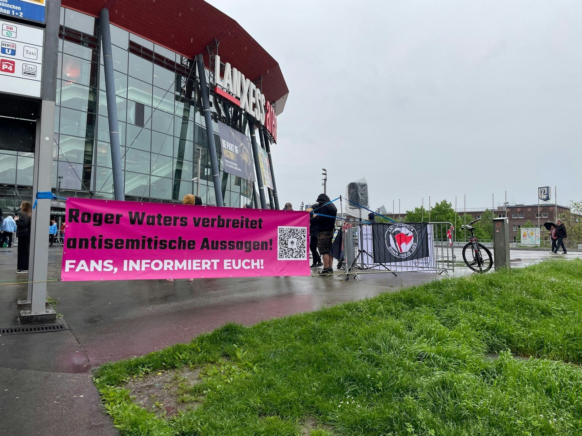 Demonstration gegen Roger Waters vor der Lanxess-Arena.