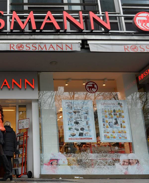 Eine Frau geht im Dezember 2014 an einer Rossmann-Filiale in München (Bayern) vorbei.