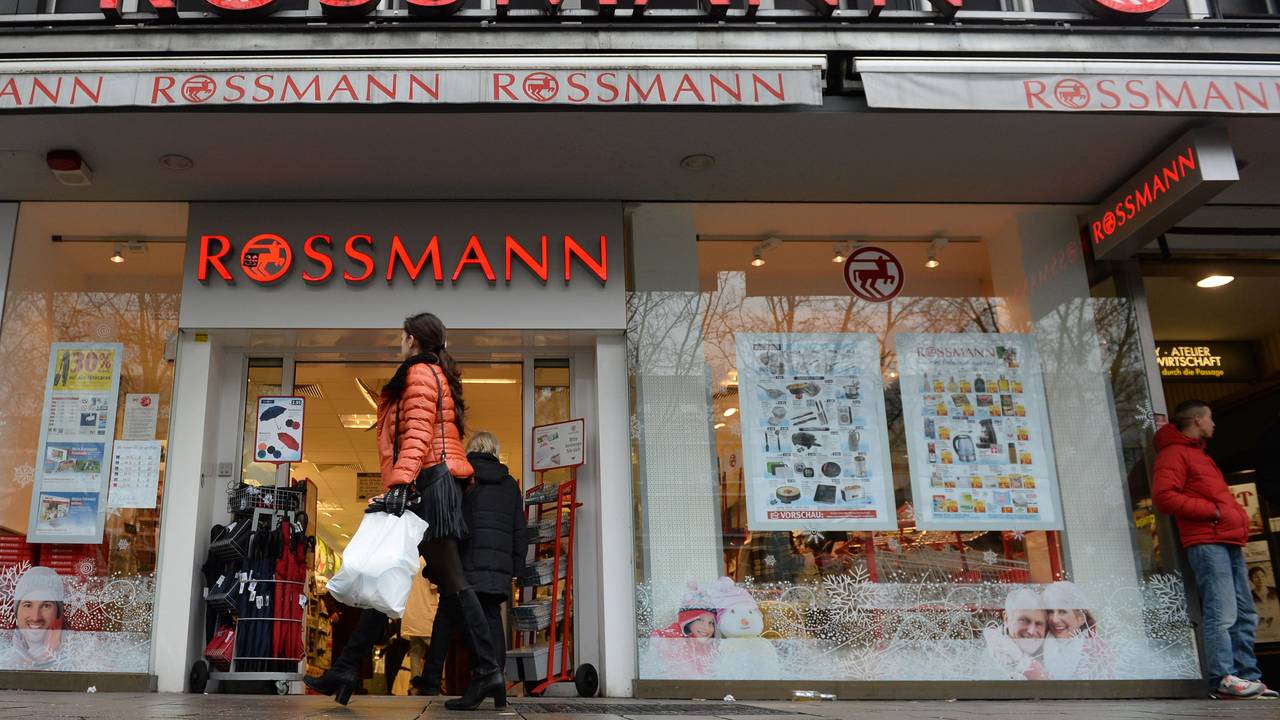 Eine Frau geht im Dezember 2014 an einer Rossmann-Filiale in München (Bayern) vorbei.
