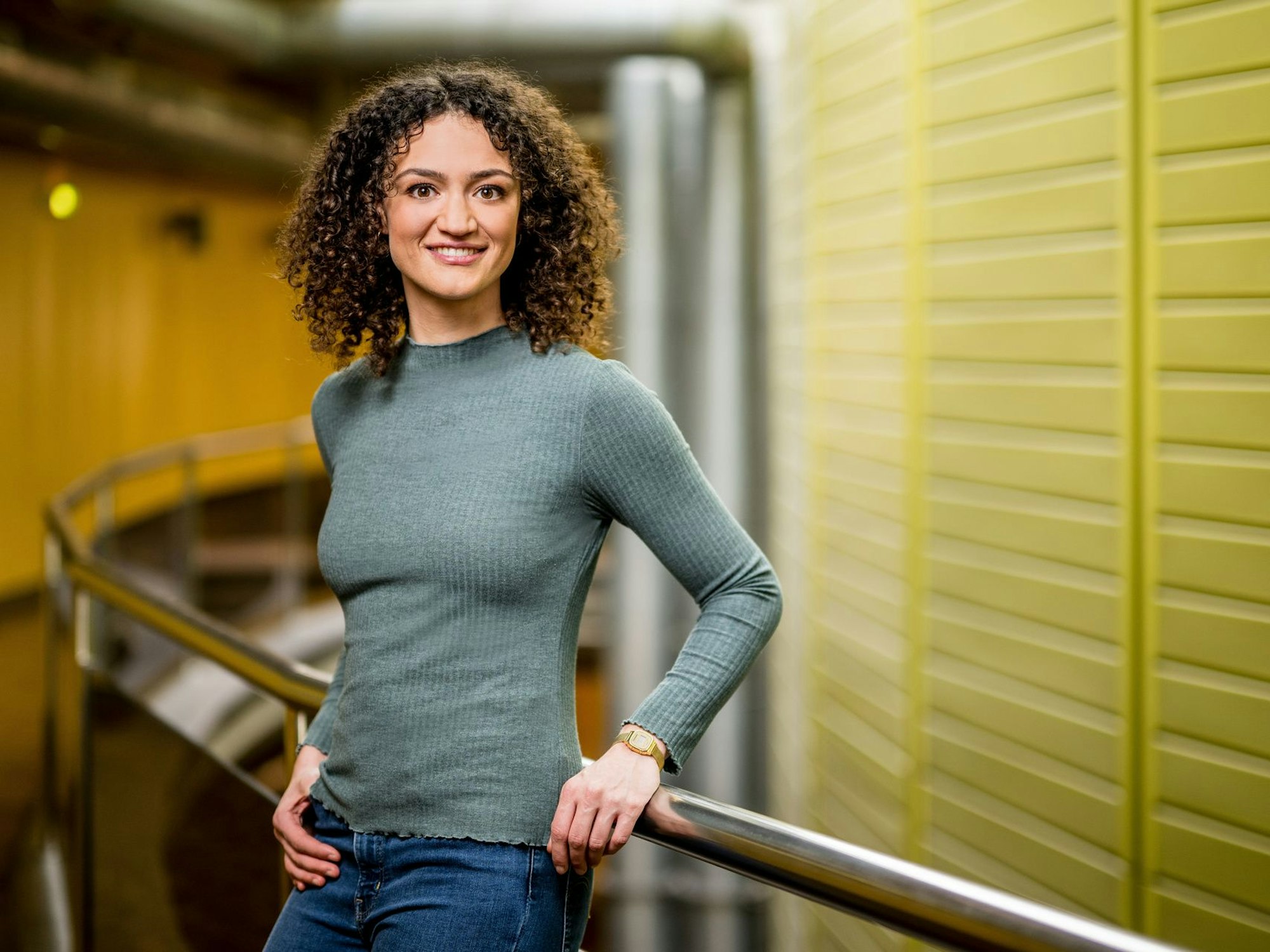 Maral Bazargani von den „Logo“-Kindernachrichten.