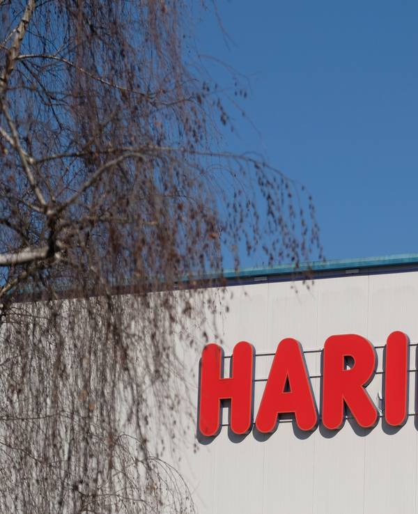Der Schriftzug Haribo an der Fassade einer Fabrik des Unternehmens, hier im März 2021 in Wilkau-Haßlau.