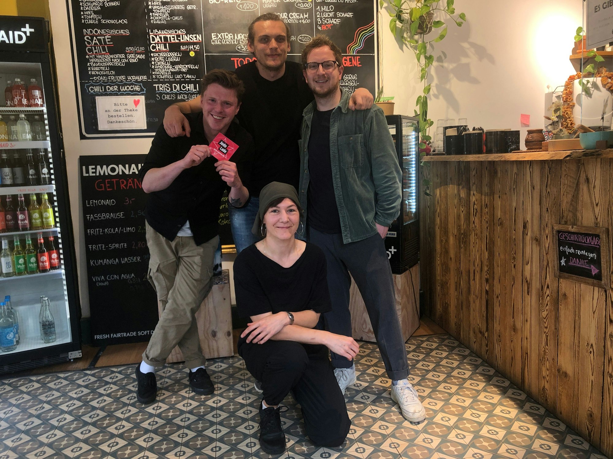 Lukas Heimbach und Jacques Weis gemeinsam mit der Restaurantleitung aus der Südstadt.
