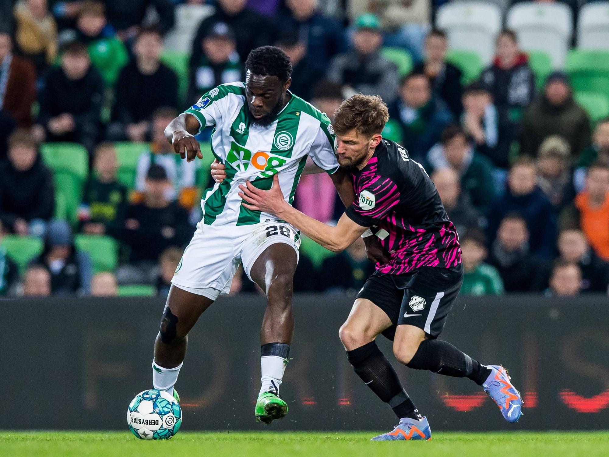 Groningens Elvis Manu (l.) im Zweikampf mit Hidde ter Avest (r.) vom FC Utrecht am 7. April 2023.