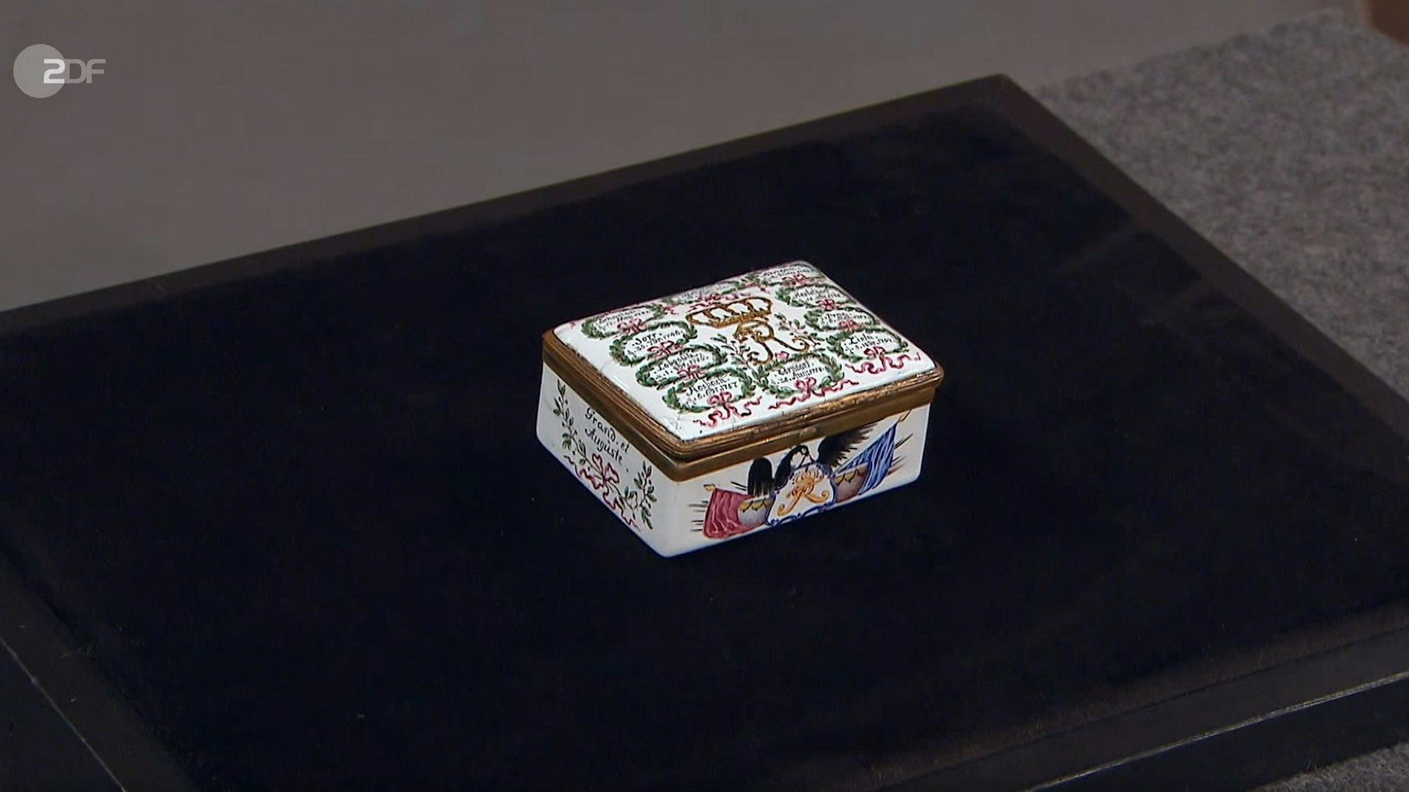 „Bares für Rares“ (9. Mai 2023): Steffen Ratigs Tabakdose ist uralt.