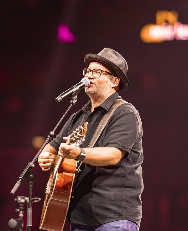 Björn Heuser mit Gitarre auf der Bühne