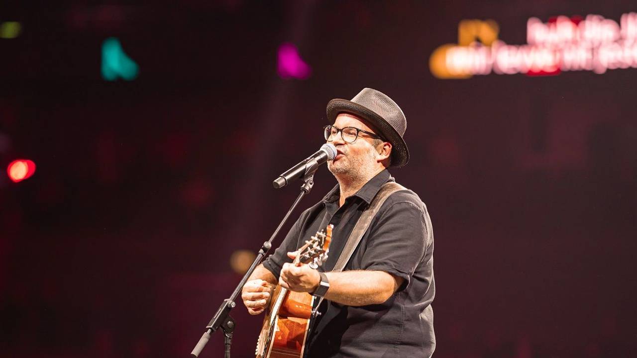 Björn Heuser mit Gitarre auf der Bühne