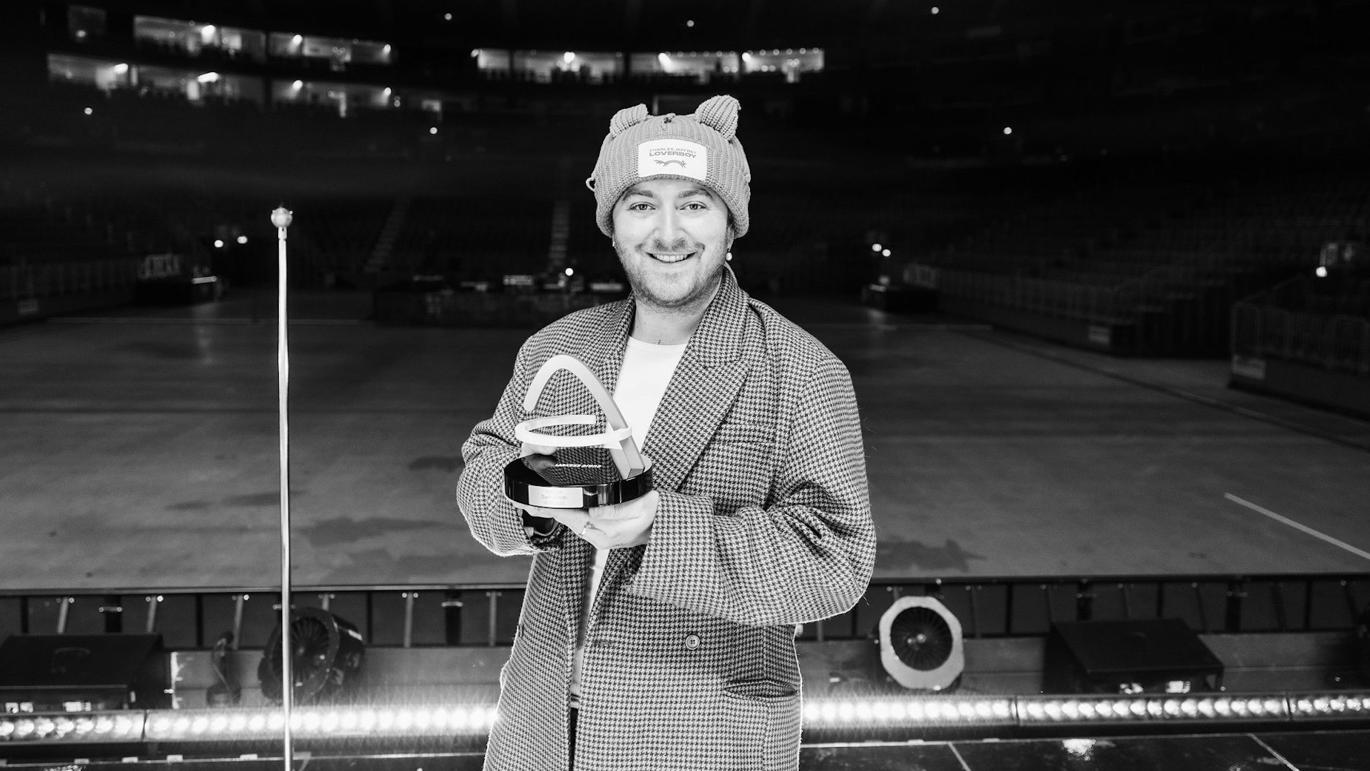 Sam Smith mit dem Award der Lanxess-Arena.