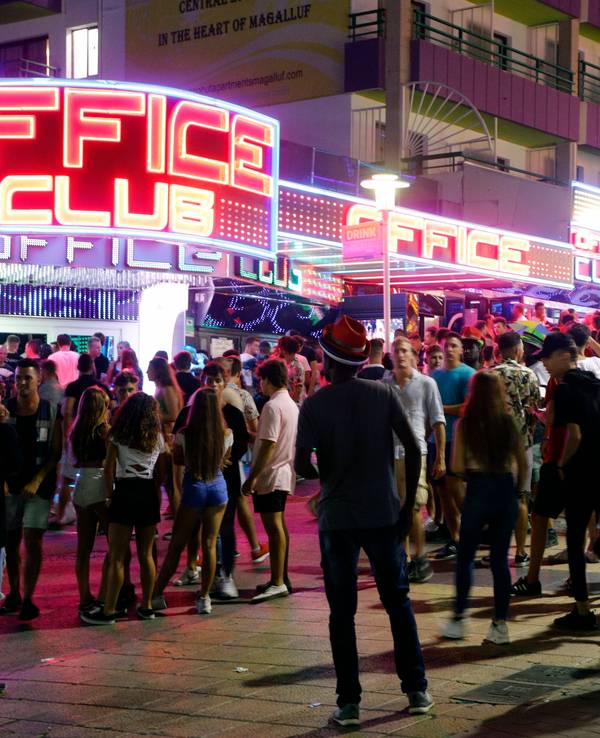 Jugendliche stehen vor Bars und Diskotheken auf der Straße in Magaluf.