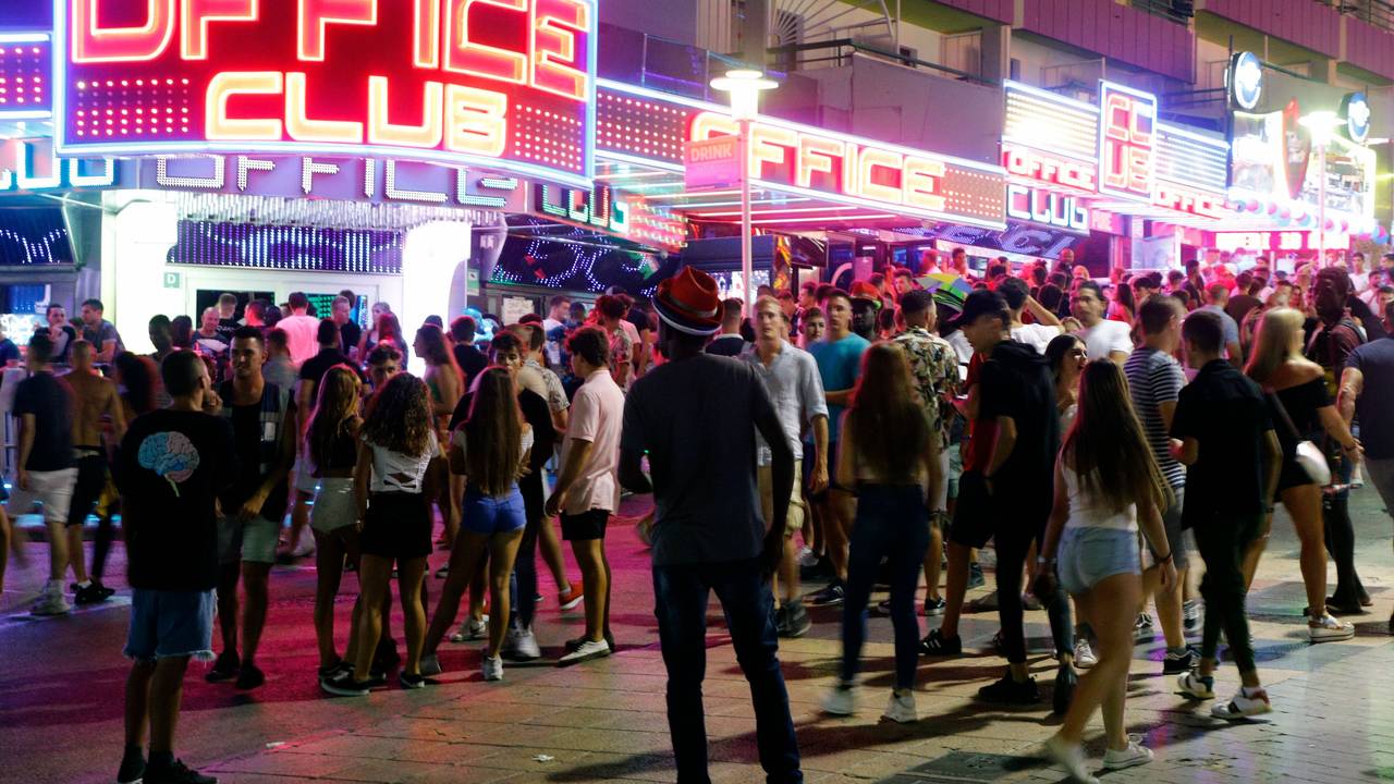 Jugendliche stehen vor Bars und Diskotheken auf der Straße in Magaluf.