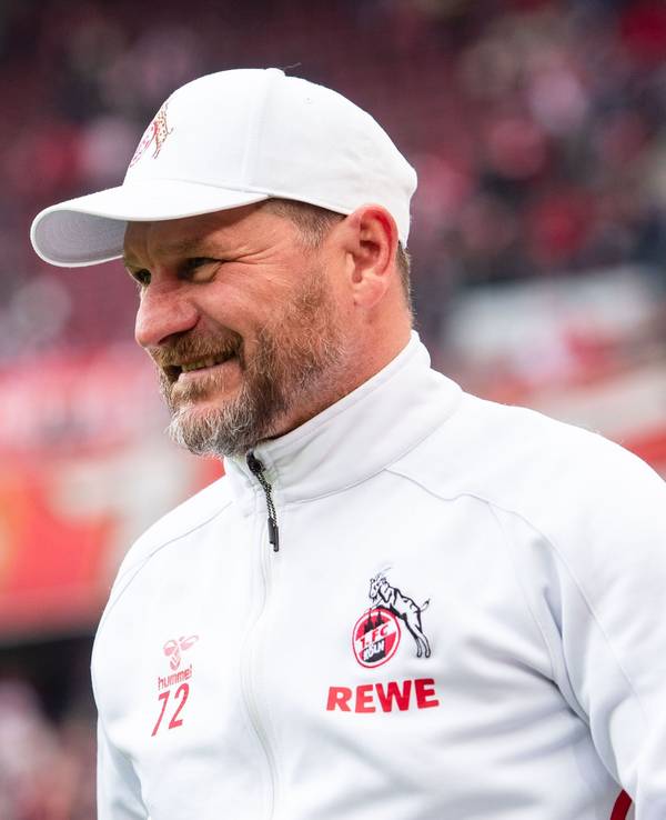 Steffen Baumgart lächelt im Rhein-Energie-Stadion.
