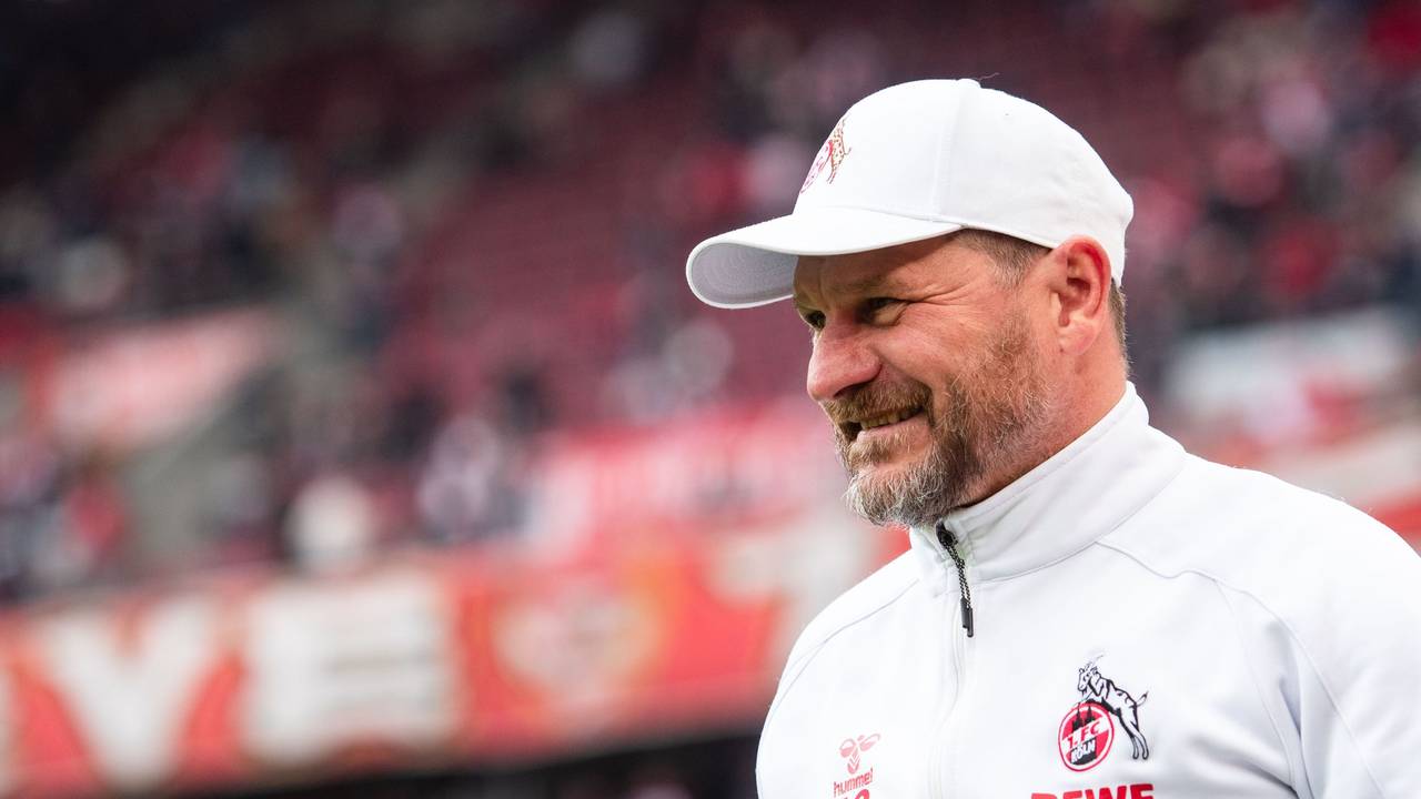 Steffen Baumgart lächelt im Rhein-Energie-Stadion.