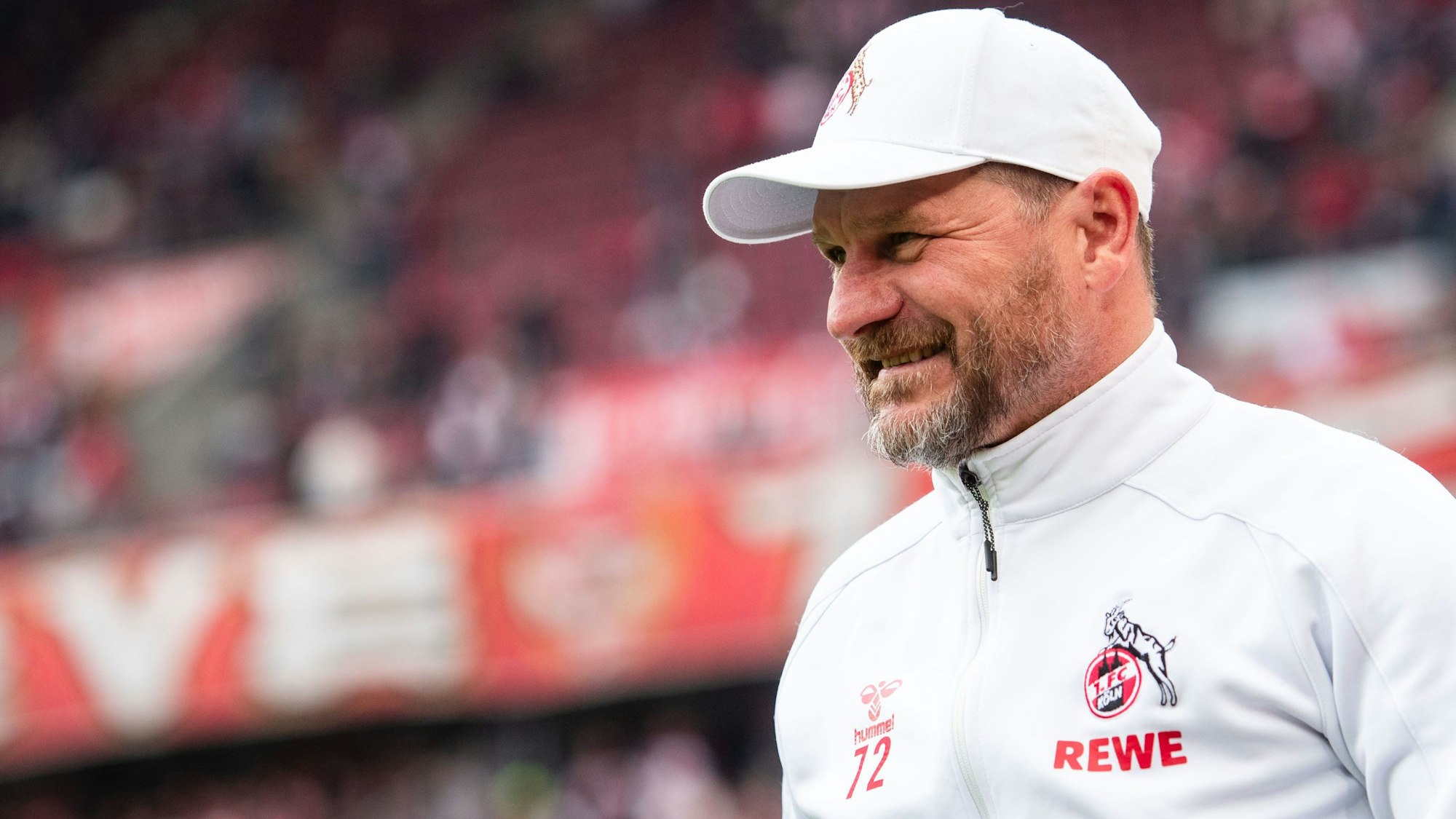 Steffen Baumgart lächelt im Rhein-Energie-Stadion.