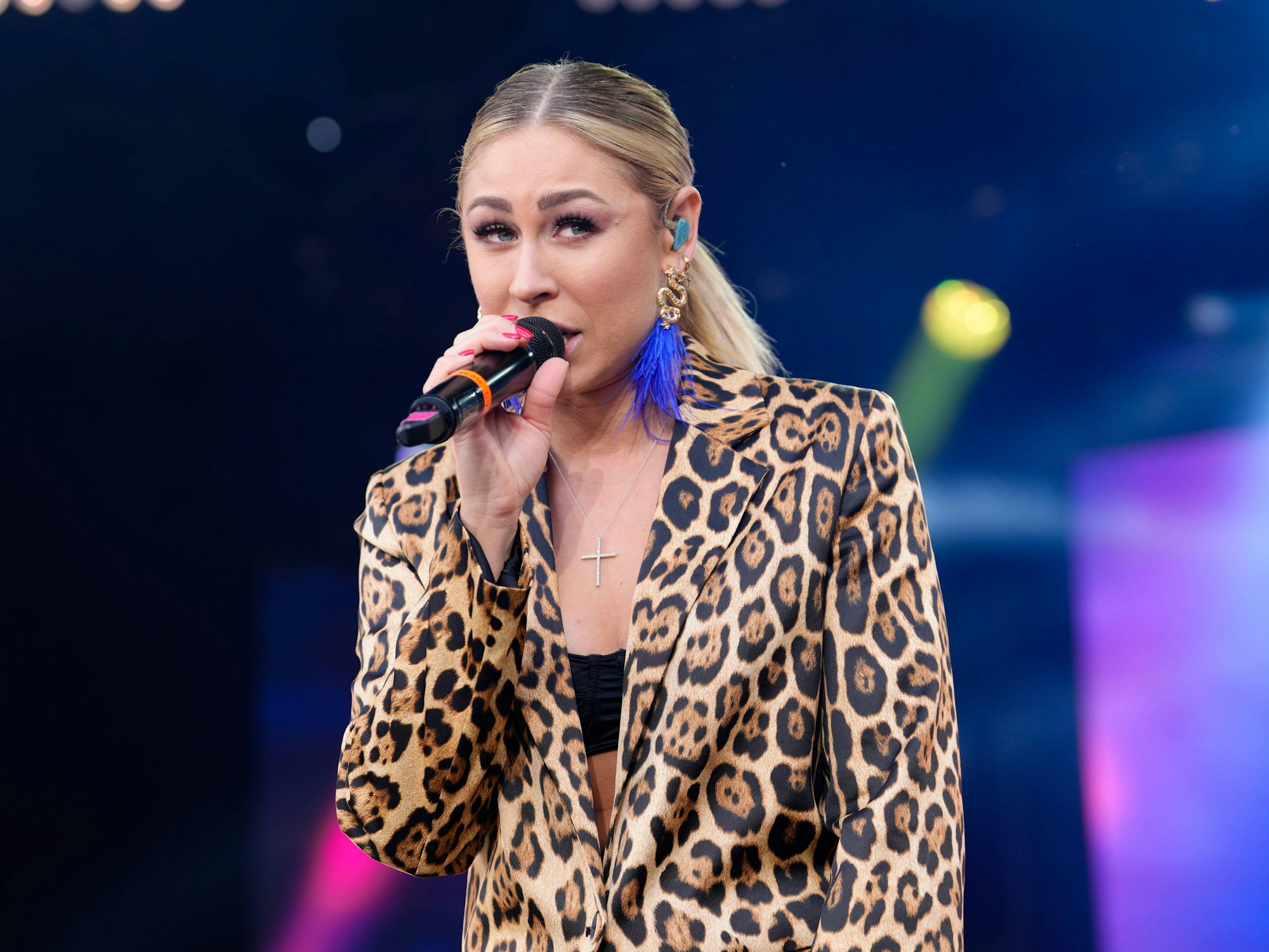 Sessionsauftakt des Kölner Karnevals: Linda Teodosiu steht auf der Bühne.