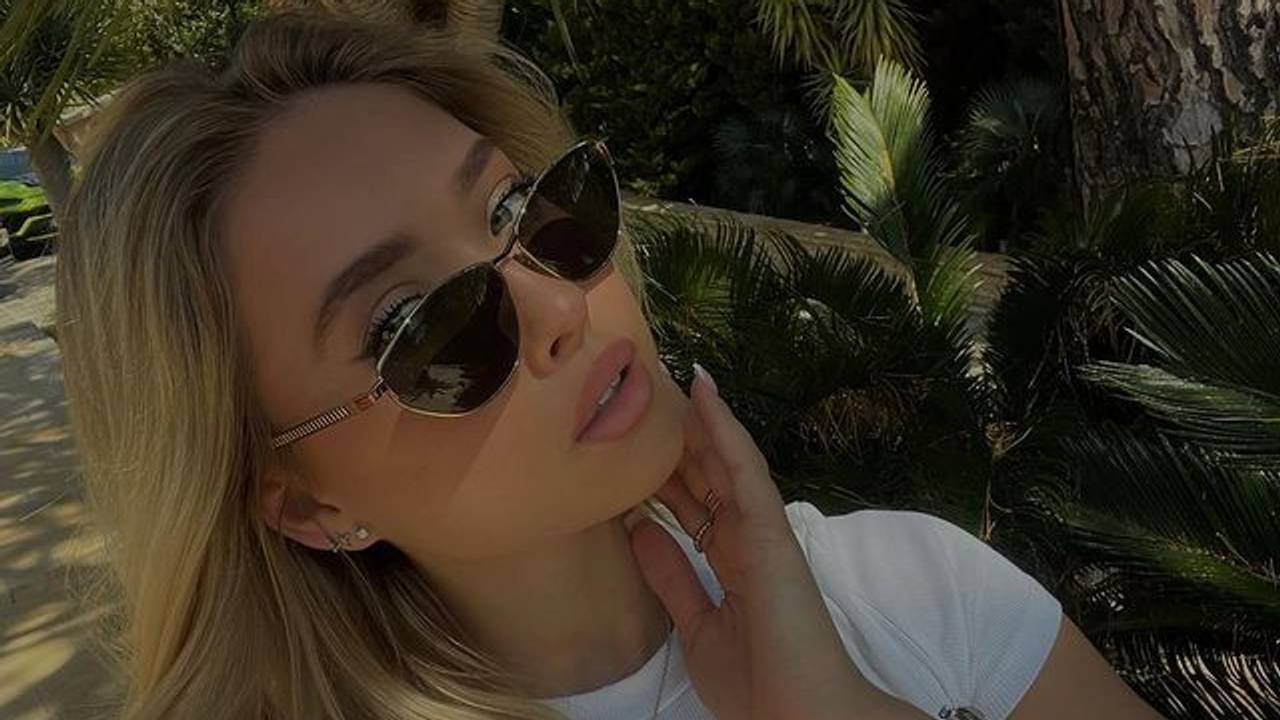 Shania Geiss blickt in die Kamera