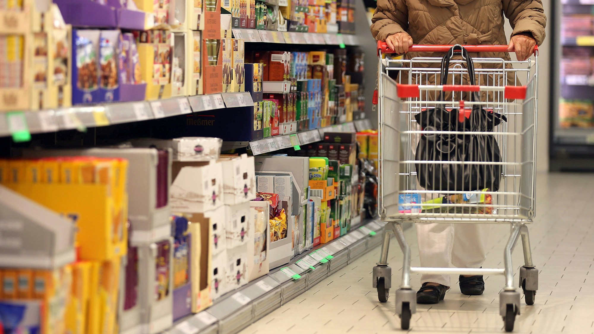 Die Firma Bergland ruft „Milk Chocs“ zurück - wegen möglicher Metallteile. Unser Archivfoto (2013) zeigt die Süßigkeitenabteilung eines Supermarkts.