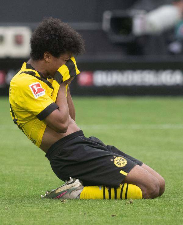 Dortmunds Karim Adeyemi hält sich nach seinem verschossenen Strafstoß die Hände vors Gesicht.