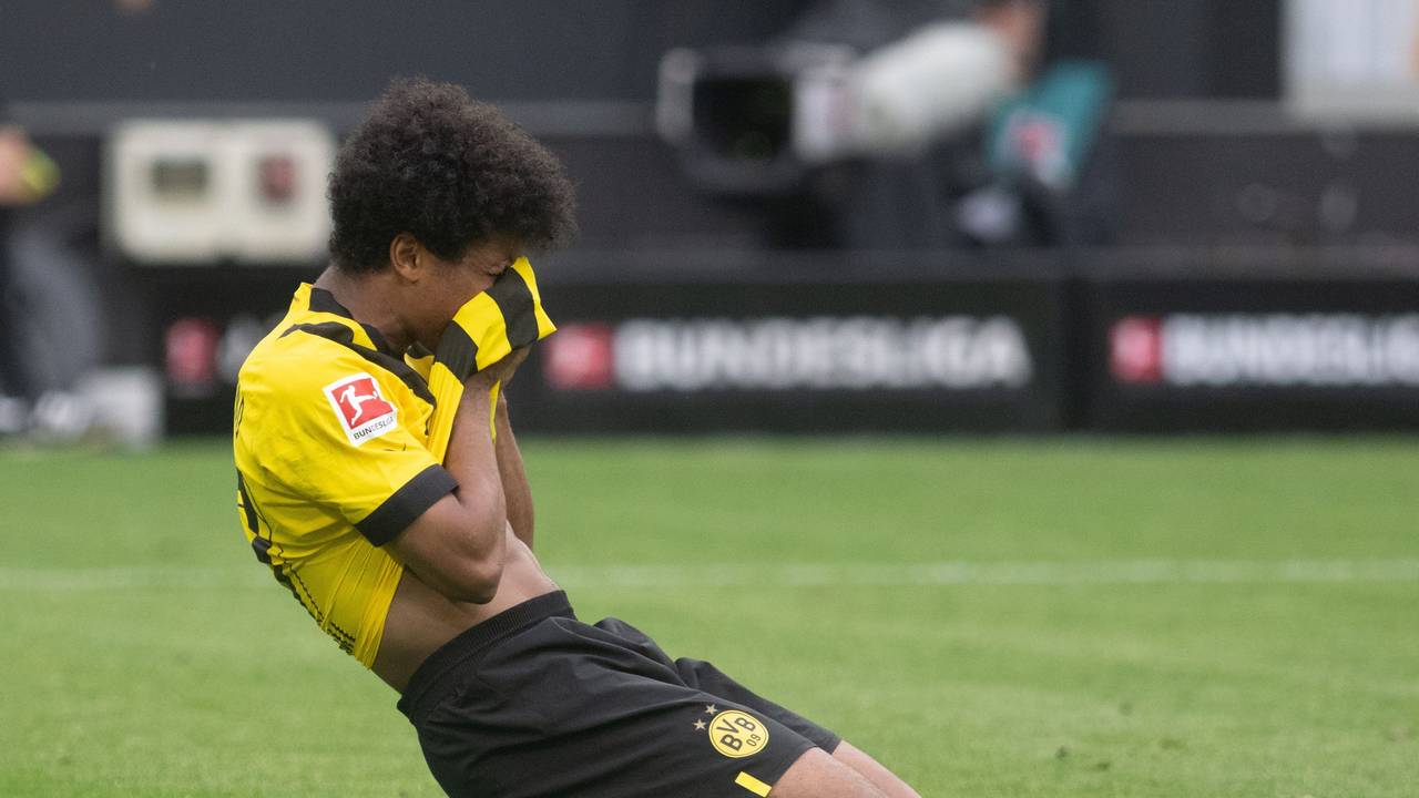 Dortmunds Karim Adeyemi hält sich nach seinem verschossenen Strafstoß die Hände vors Gesicht.