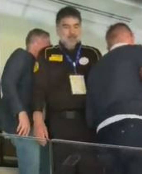 Alf Inge Haaland wird während des Spiels von Manchester City bei Real Madrid von Sicherheitsmitarbeiten aus der VIP-Loge abgeführt.