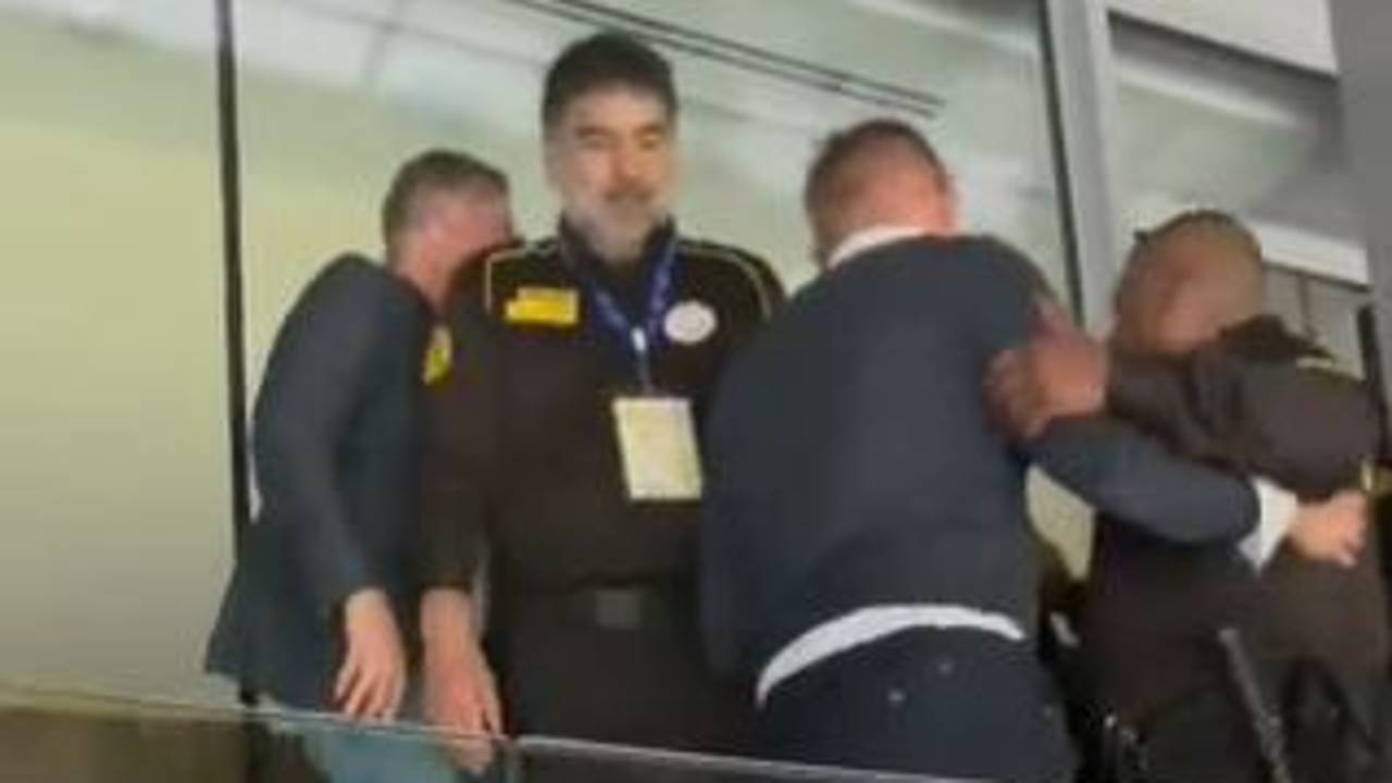 Alf Inge Haaland wird während des Spiels von Manchester City bei Real Madrid von Sicherheitsmitarbeiten aus der VIP-Loge abgeführt.