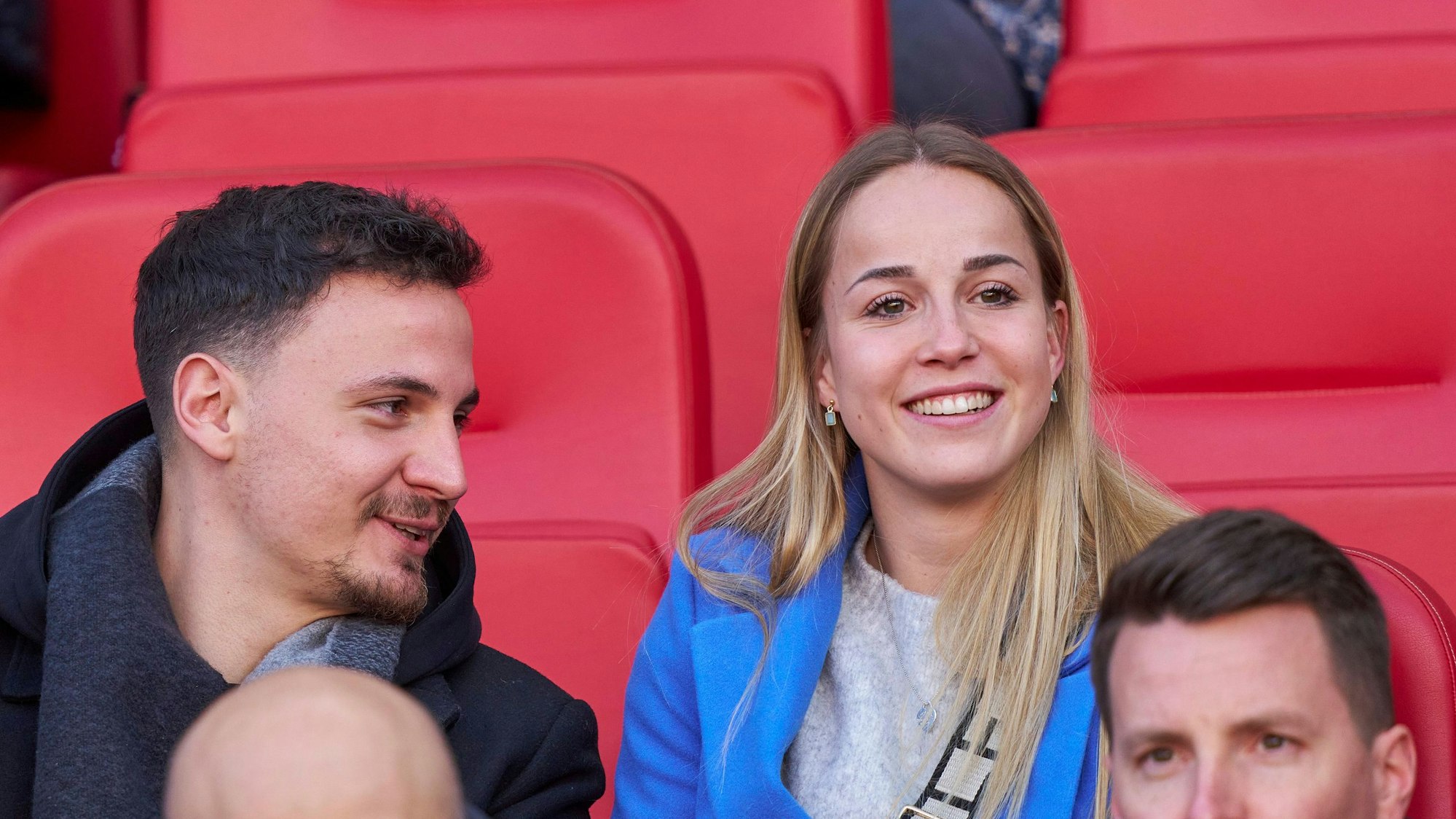 Giulia Gwinn und ihr Freund Constantin Frommann schauen sich gemeinsam das Frauen-Länderspiel zwischen Deutschland und Brasilien an.