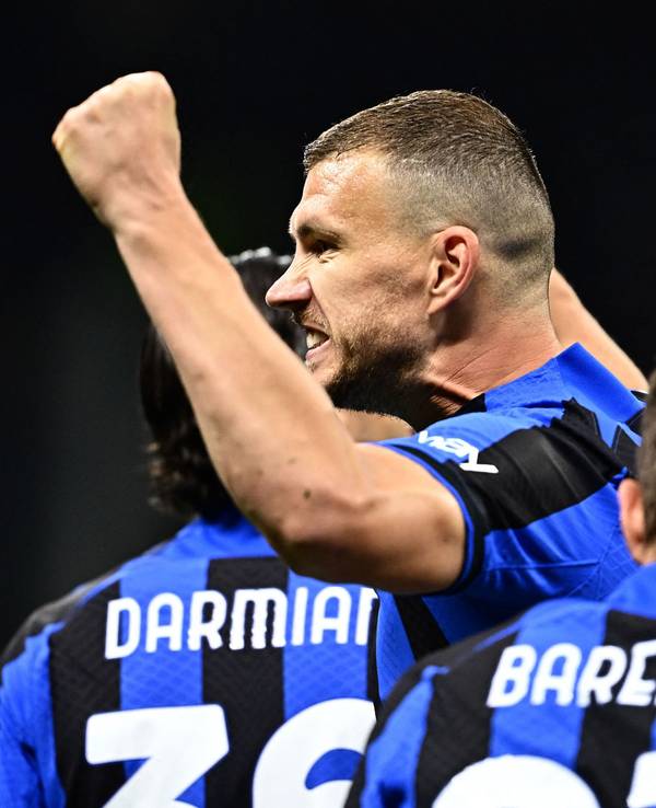 Edin Dzeko jubelt über sein Tor zum 1:0 für Inter im Halbfinal-Hinspiel gegen Milan.