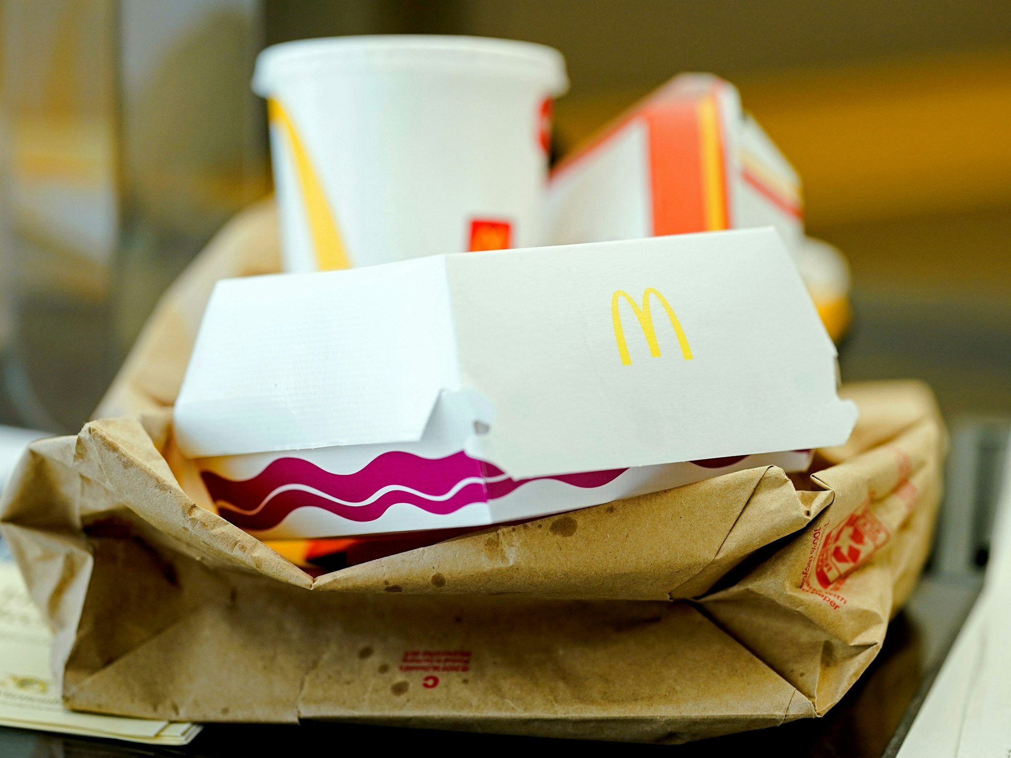 Eine Auswahl an McDonald’s-Verpackungsmaterial liegt zu Demonstrationszwecken im Verhandlungssaal des baden-württembergischen Verwaltungsgerichtshofs auf dem Tisch der Anwälte der Stadt Tübingen, hier im März 2022.