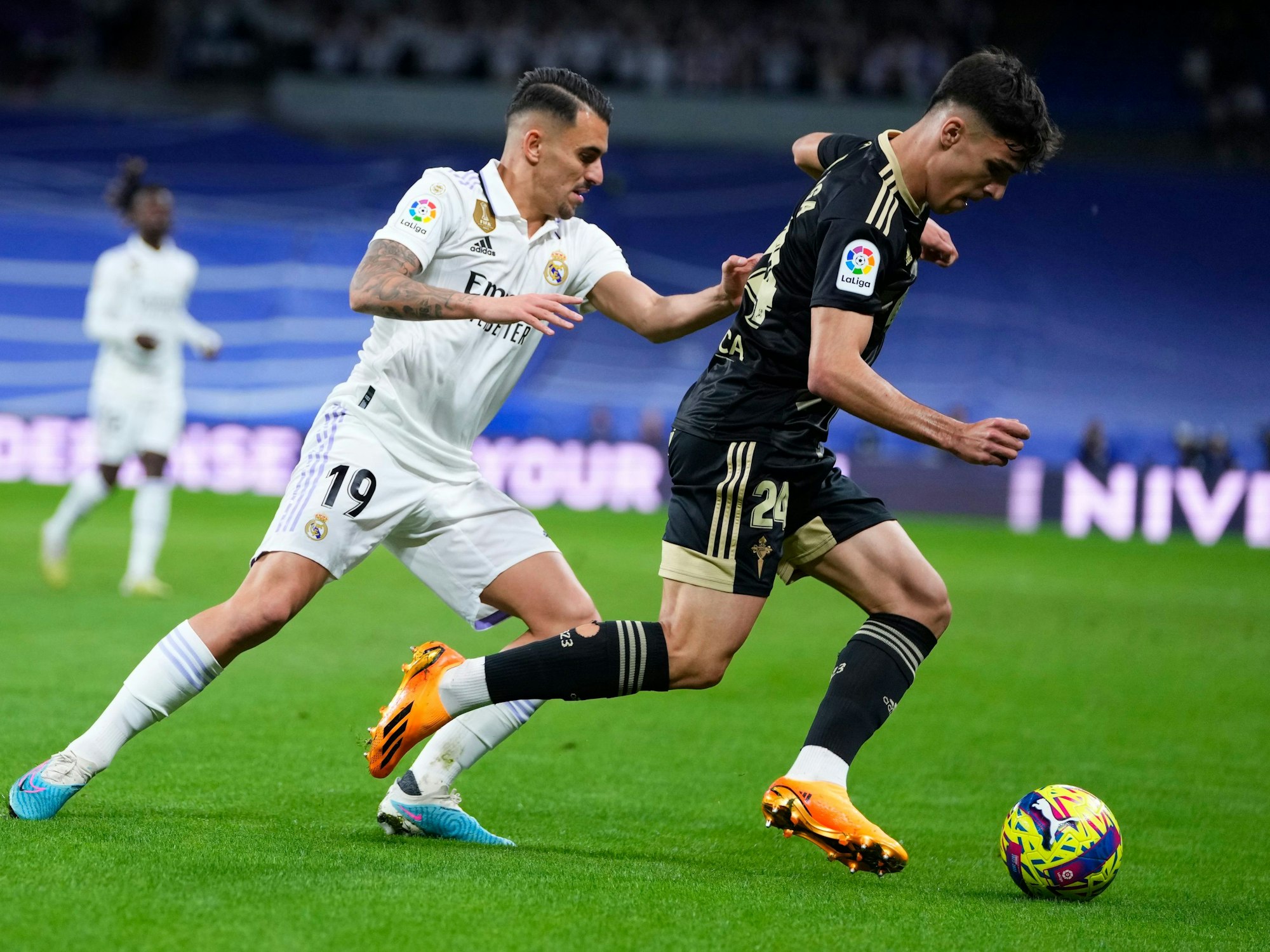 Gabri Veiga von Celta Vigo im Duell um den Ball mit Dani Ceballos von Real Madrid.