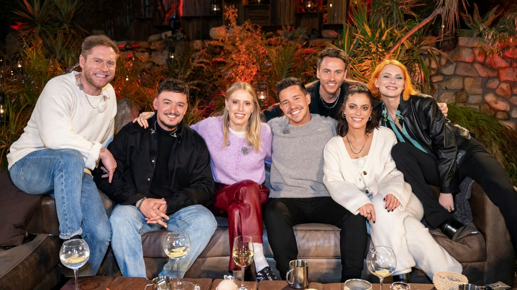 Johannes Oerding, Montez, LEA, Nico Santos, Johannes Oerding, Stefanie Kloß und Alli Neumann
sitzen auf einem Foto.