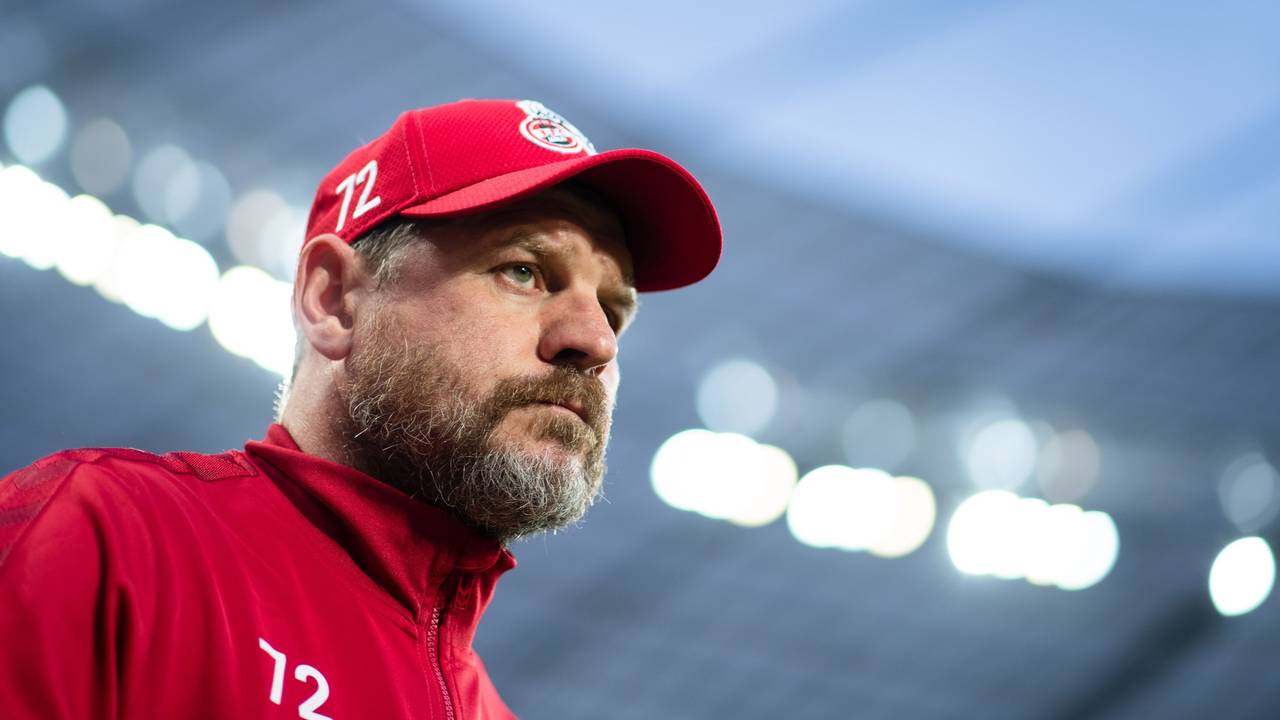 Steffen Baumgart steht in Leverkusen an der Seitenlinie.