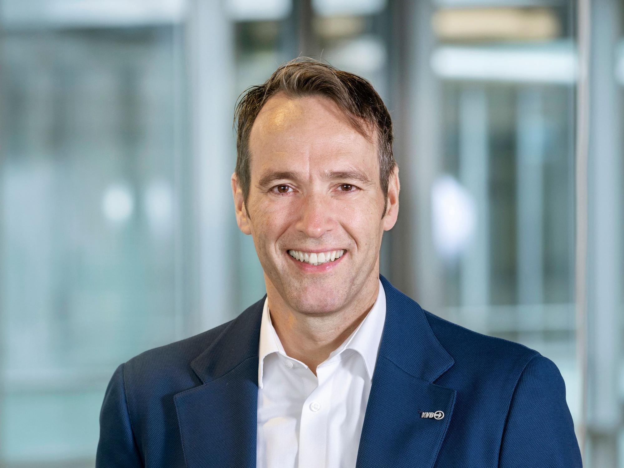 KVB-Vorstand Thomas Schaffer lächelt in die Kamera